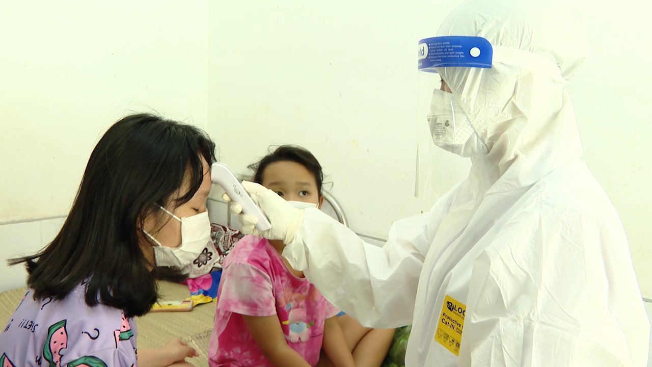  Nhân viên y tế kiểm tra sức khỏe cho bệnh nhân điều trị COVID-19 tại Trung tâm Y tế huyện Đất Đỏ.