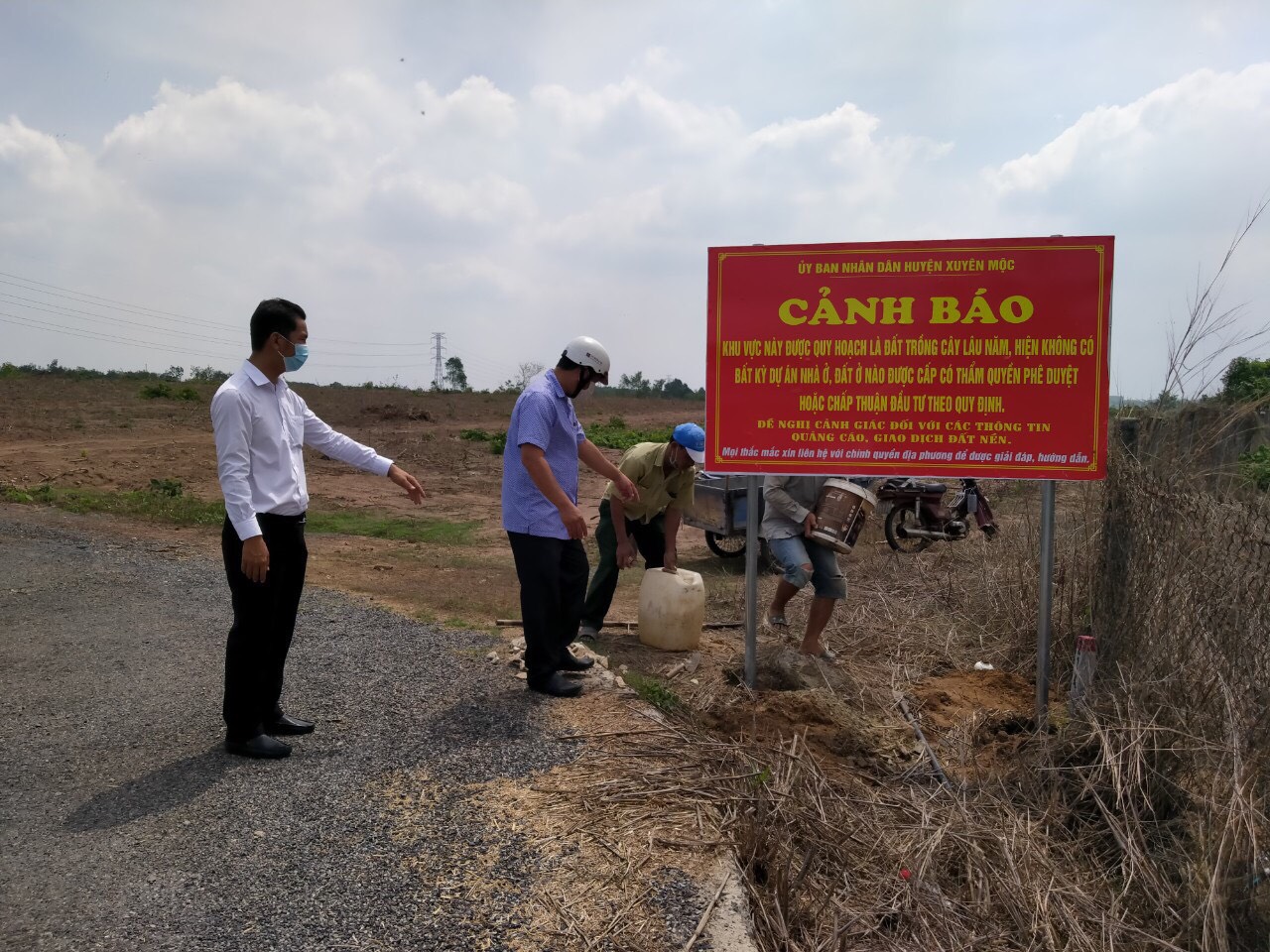 Lãnh đạo UBND xã Hoà Hội thực hiện cắm bảng cảnh báo tại các khu đất không được tự ý phân lô, mở đường.