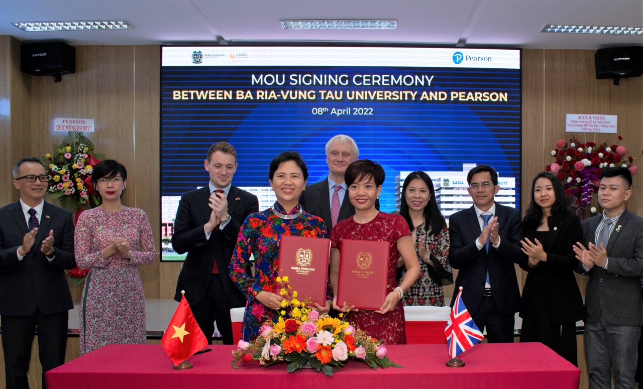 Đại diện lãnh đạo Trường đại học Bà Rịa-Vũng Tàu và Tập đoàn Giáo dục Pearson ký kết thỏa thuận hợp tác.