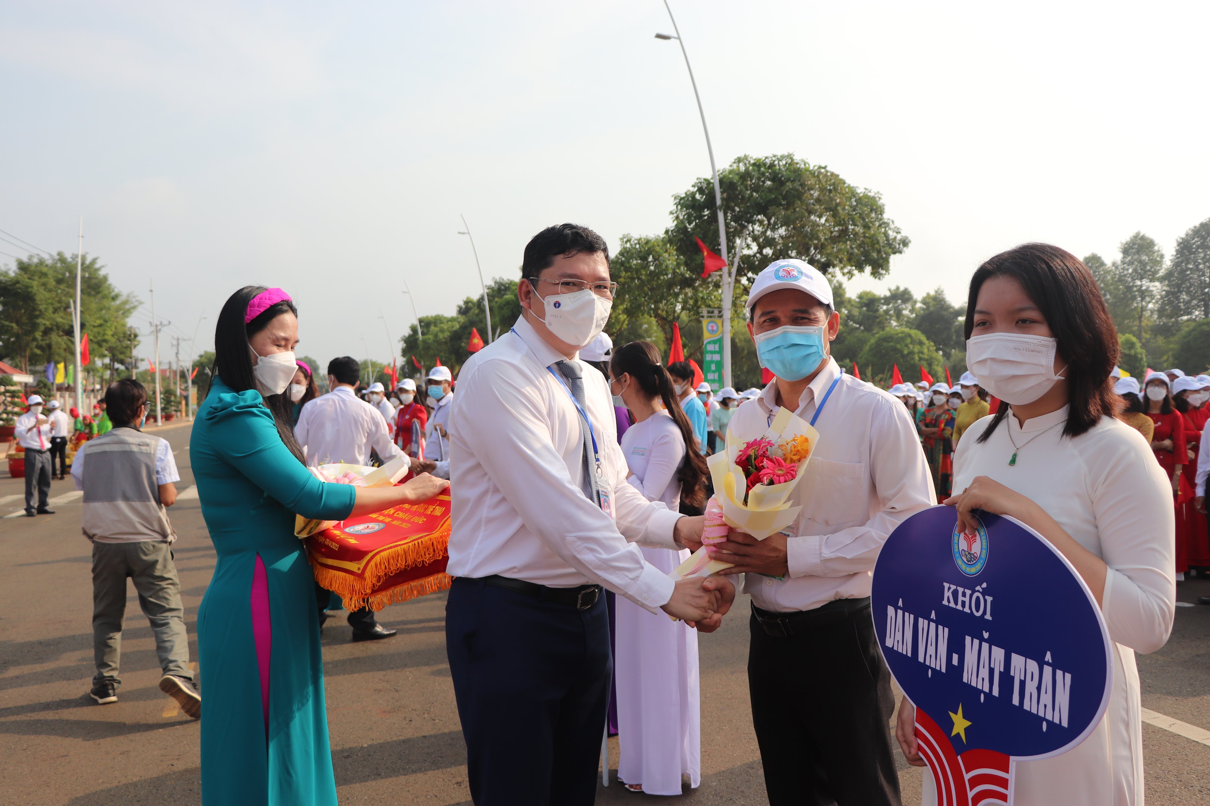 Ông Hoàng Nguyên Dinh, Chủ tịch UBND huyện Châu Đức tặng hoa và trao Cờ lưu niệm cho các Đoàn VĐV tham dự Đại hội.