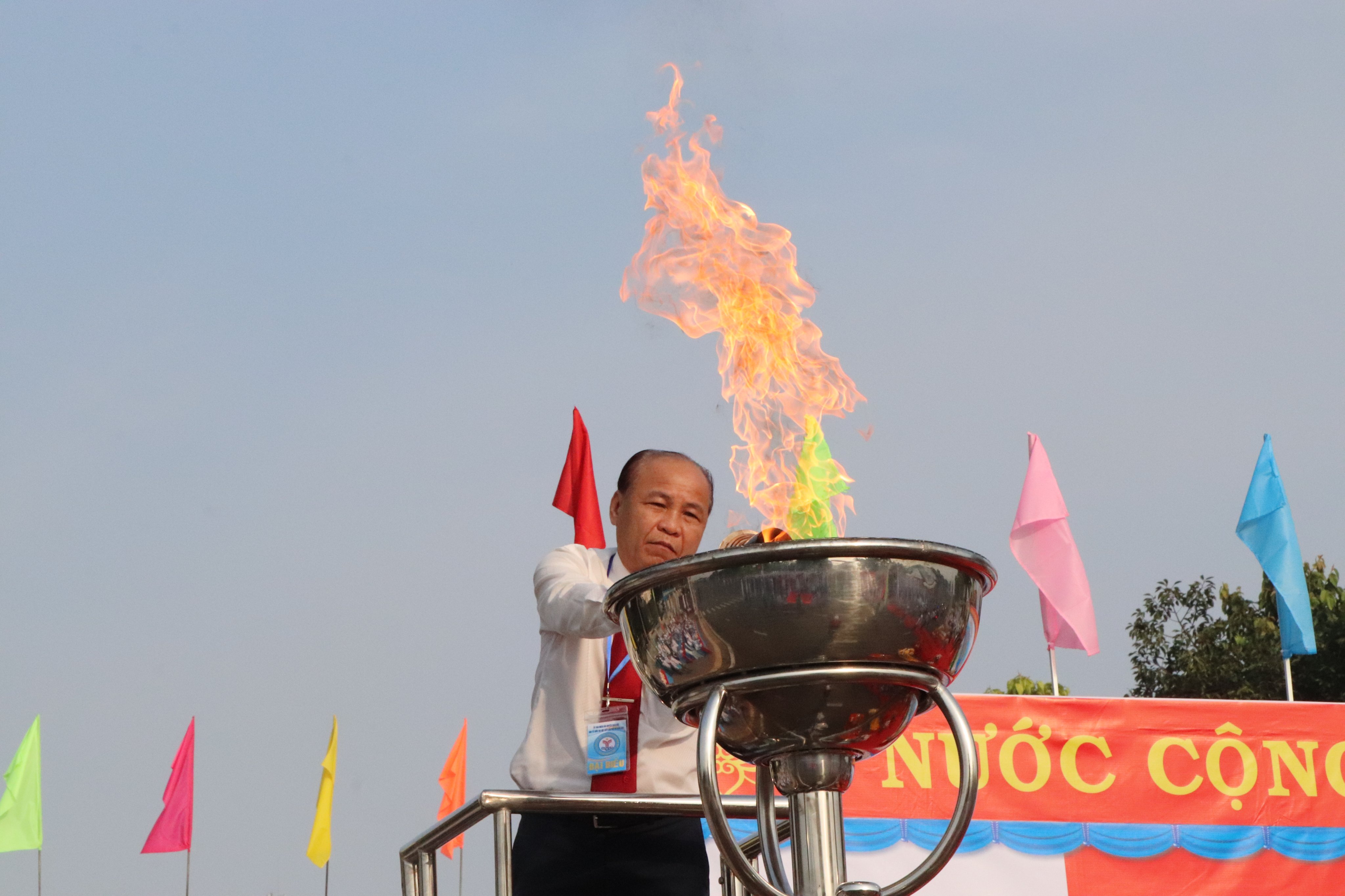Ông Nguyễn Văn Việt, Bí thư Huyện ủy Châu Đức thắp lửa truyền thống của Đại hội.