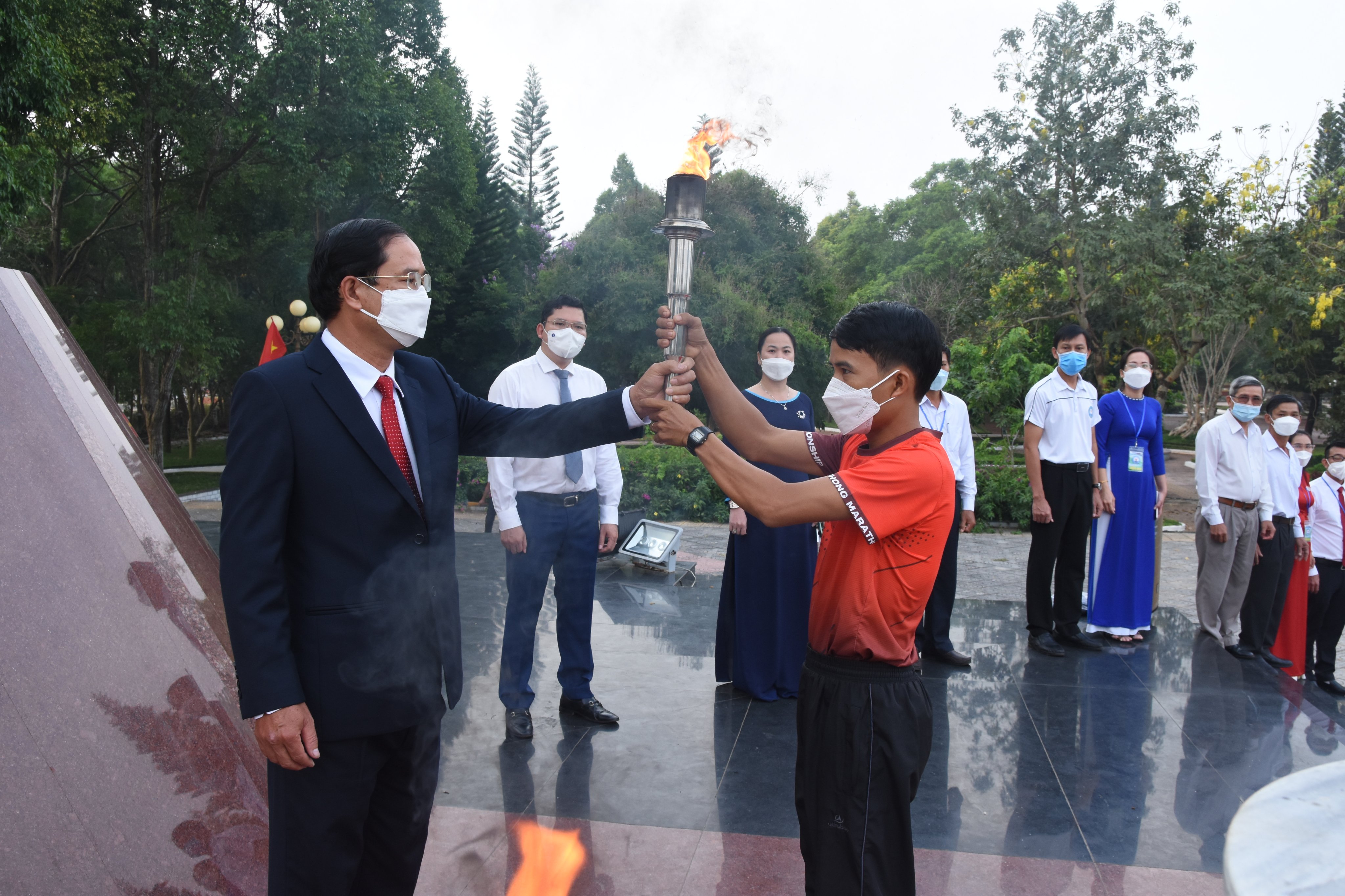 Ông Nguyễn Tấn Bản, Phó Bí thư Thường trực Huyện ủy Châu Đức thực hiện nghi lễ nhận đuốc tại Tượng Đài chiến thắng Bình Giã.