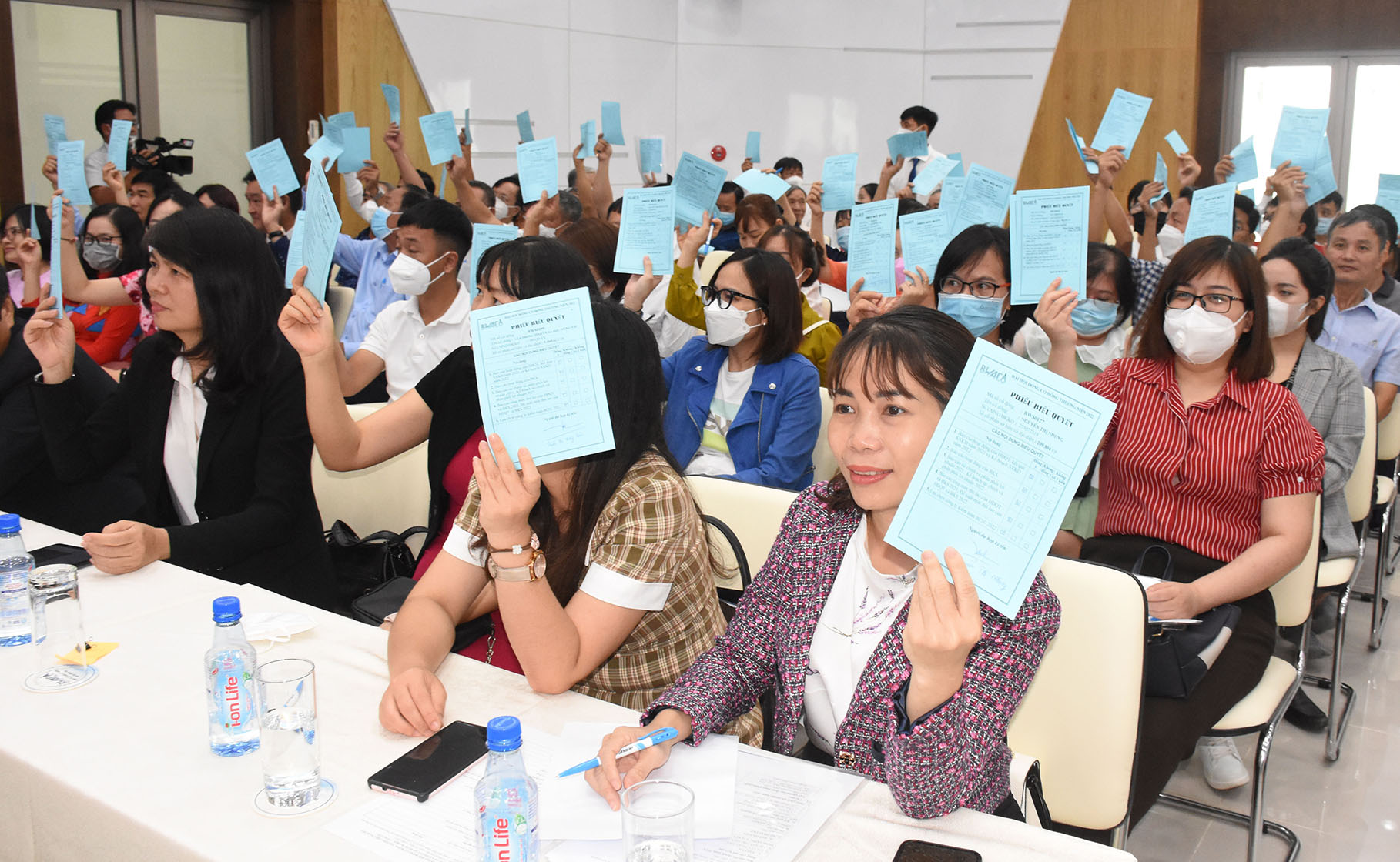 Các cổ đông biểu quyết thống nhất với các nội dung trình bày tại đại hội.