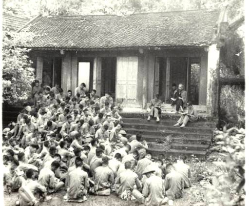 Chủ tịch Hồ Chí Minh nói chuyện với các chiến sĩ Trung đoàn Thủ đô tại Đền Hùng (Phú Thọ) năm 1954.