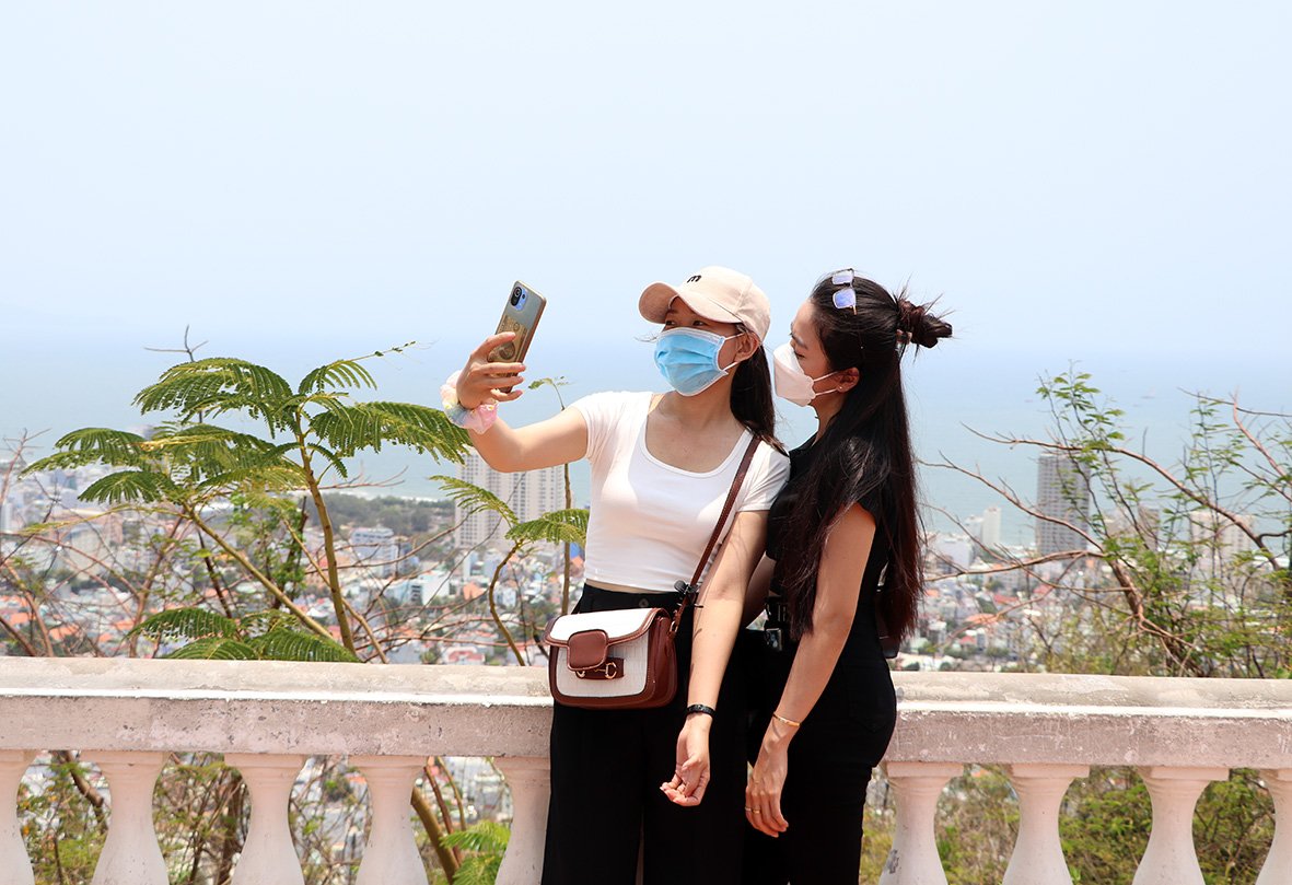 Du khách check in trên tại khu vực chân ngọn hải đăng Vũng Tàu. Ảnh: QUANG VINH
