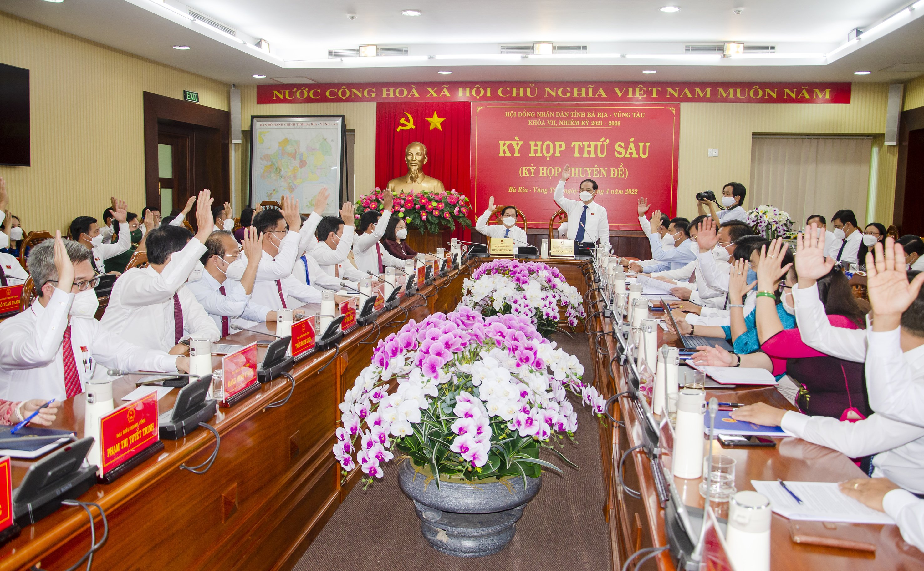 Đại biểu HĐND tỉnh biểu quyết thông qua các dự thảo nghị quyết trình tại Kỳ họp.