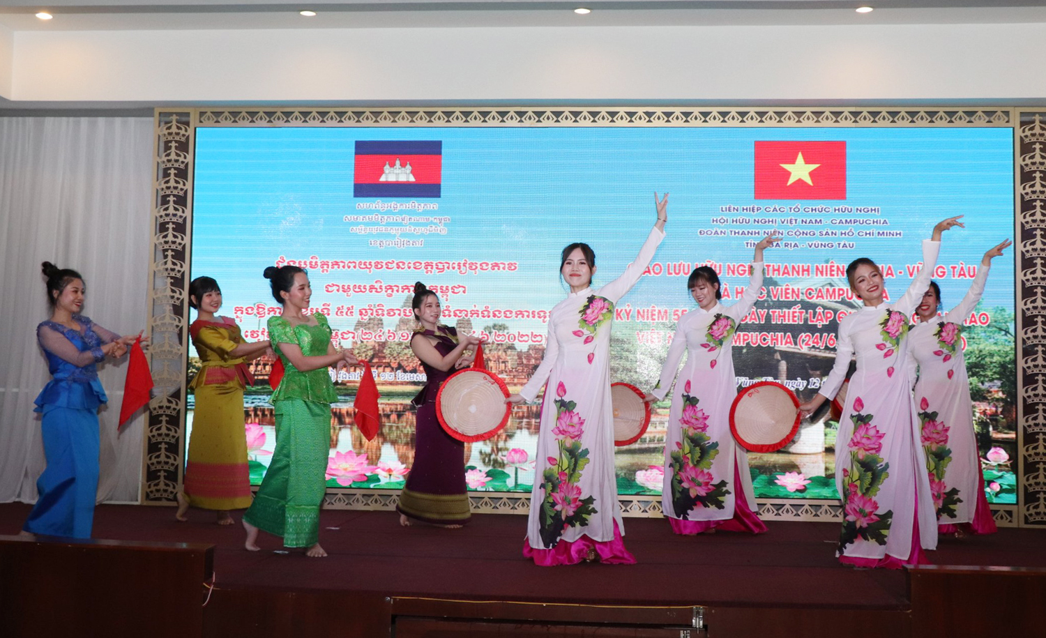 Tiết mục văn nghệ thể hiện tình đoàn kết, gắn bó giữa hai nước.