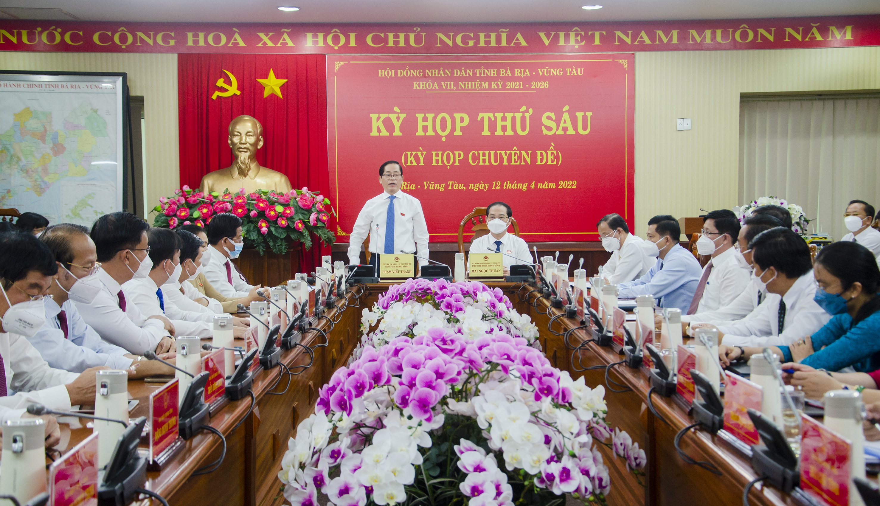 Ông Phạm Viết Thanh, Ủy viên Trung ương Đảng, Bí thư Tỉnh ủy, Chủ tịch HĐND tỉnh phát biểu bế mạc Kỳ họp. Ảnh: NGỌC NGUYỄN