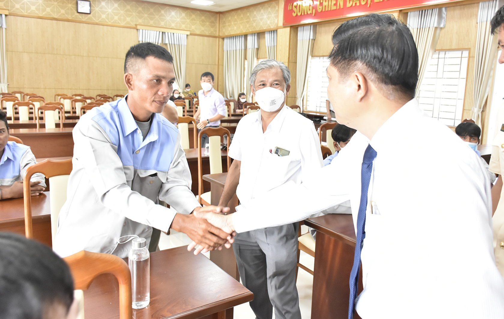 Ông Trần Văn Tuấn, Phó Chủ tịch UBND tỉnh cảm ơn anh Nguyễn Văn Quốc, công nhân Công ty Phát triển xây dựng Đại Phát.