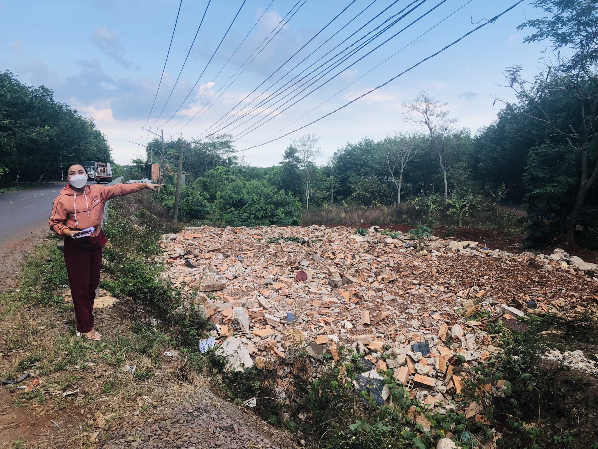 Diện tích đất thực tế bị chênh lệch so với sổ đỏ, gây khó khăn cho bà Sương trong việc  cấp đổi “sổ đỏ”.