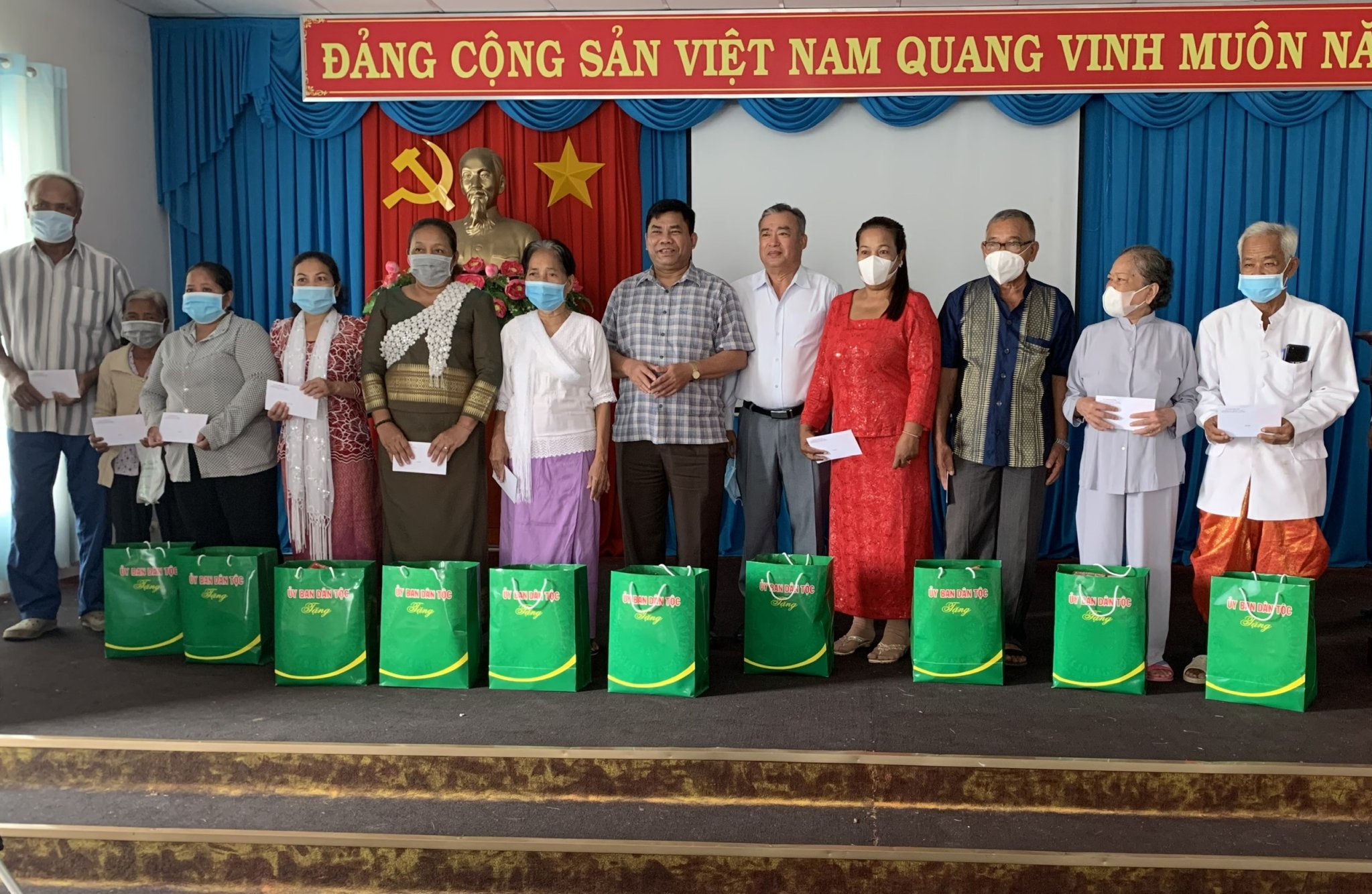 Ông Y Thông, Thứ Trưởng, Phó Chủ nhiệm Ủy ban dân tộc (thứ 7 từ trái sang) và ông Đỗ Đình Quốc, Trưởng Ban tộc tỉnh (thứ 5 từ phải sang) tặng quà Tết cho bà con người dân tộc Khmer tại thị trấn Long Hải (huyện Long Điền). 