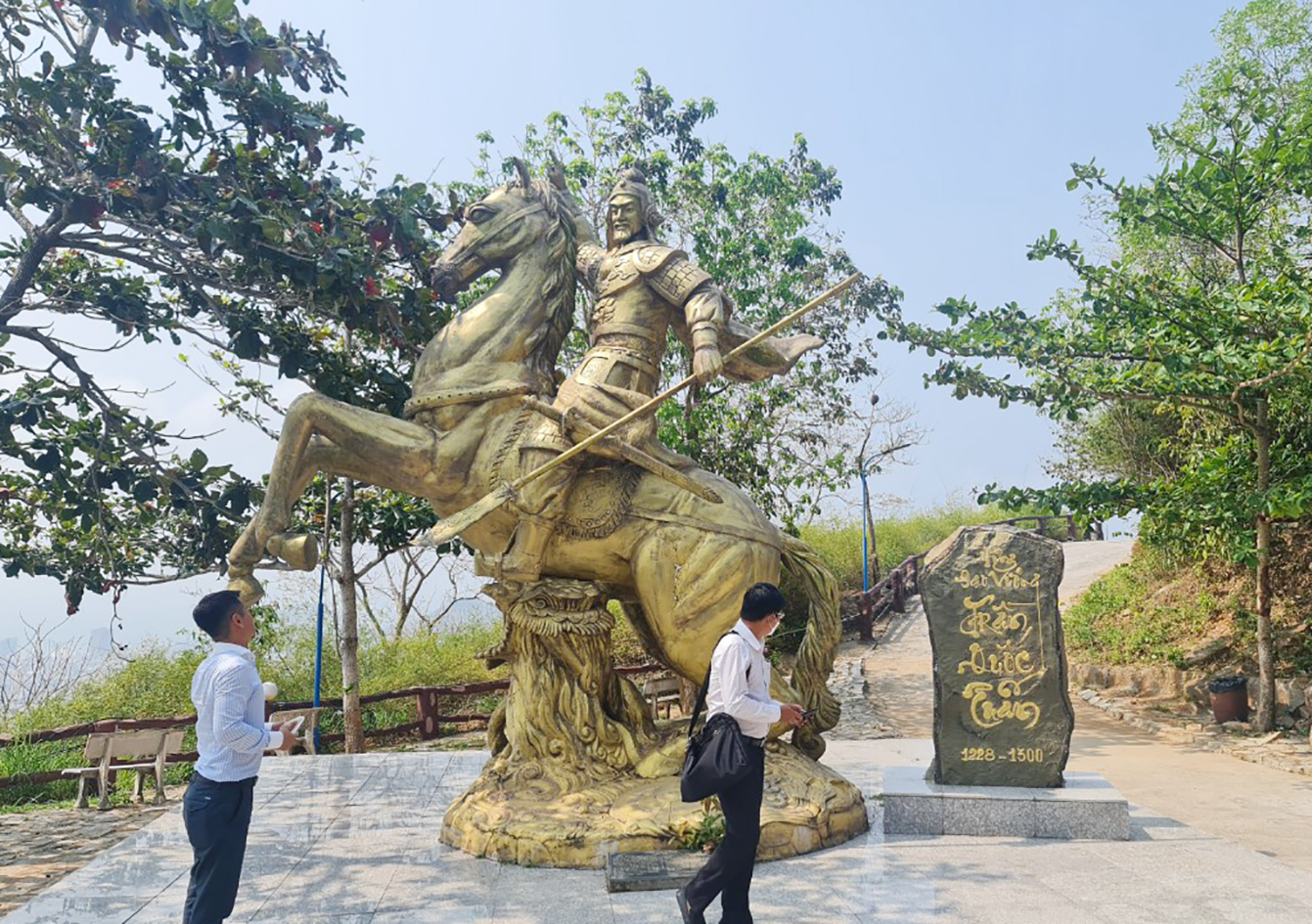 Tượng Hưng Đạo Vương Trần Quốc Tuấn tại Hồ Mây Park.