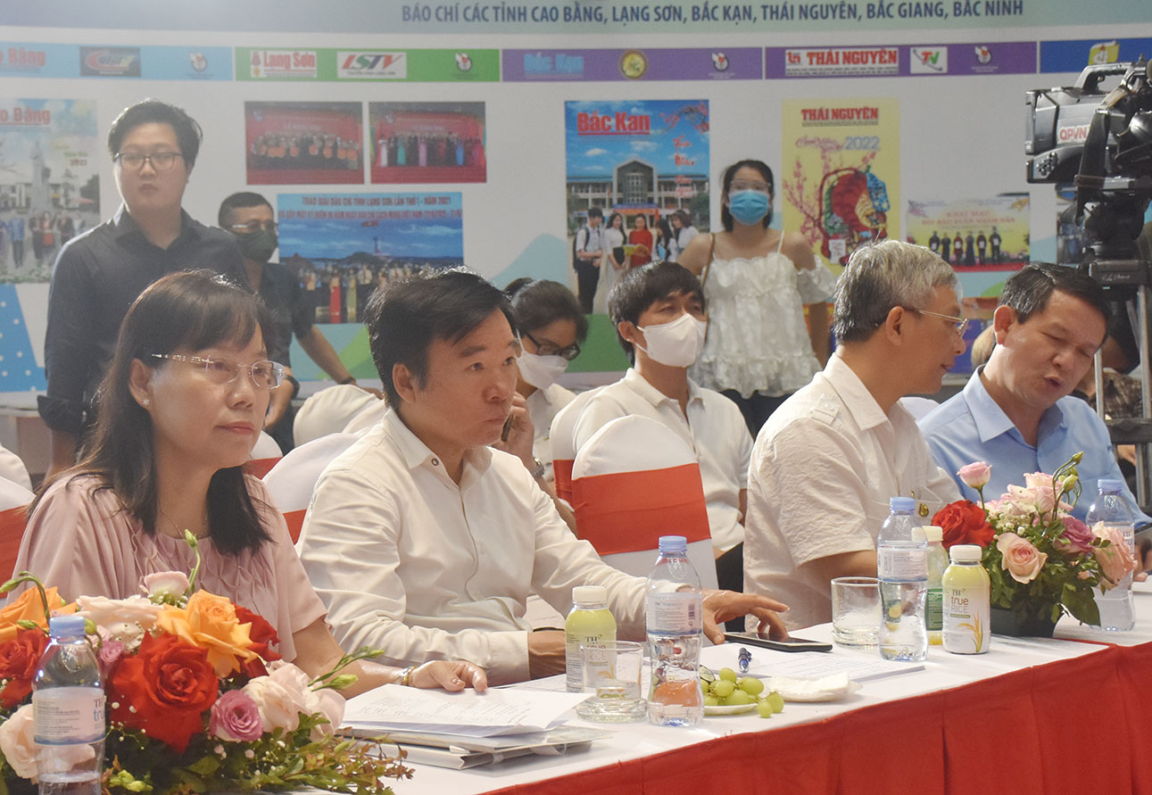 Các đại biểu Báo Đảng địa phương tham dự diễn đàn