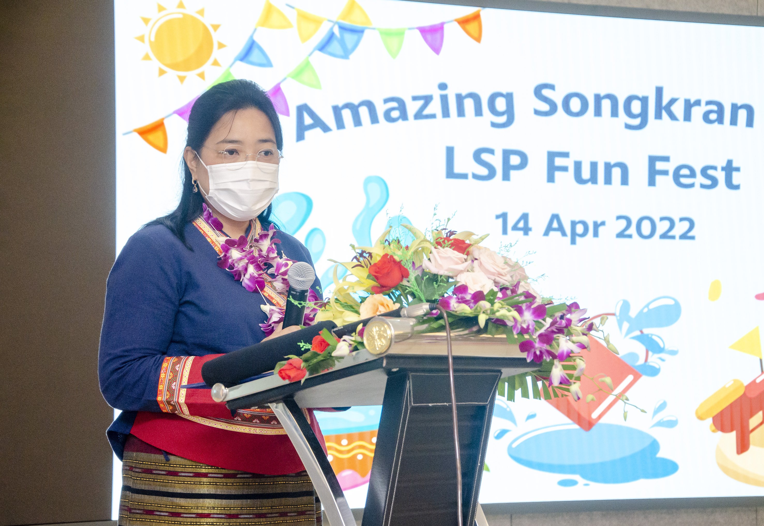 Bà Wiraka Moodhitaporn, Tổng Lãnh sự Thái Lan tại TP. Hồ Chí Minh phát biểu chúc mừng năm mới tại lễ hội Tết cổ truyền Songkran.