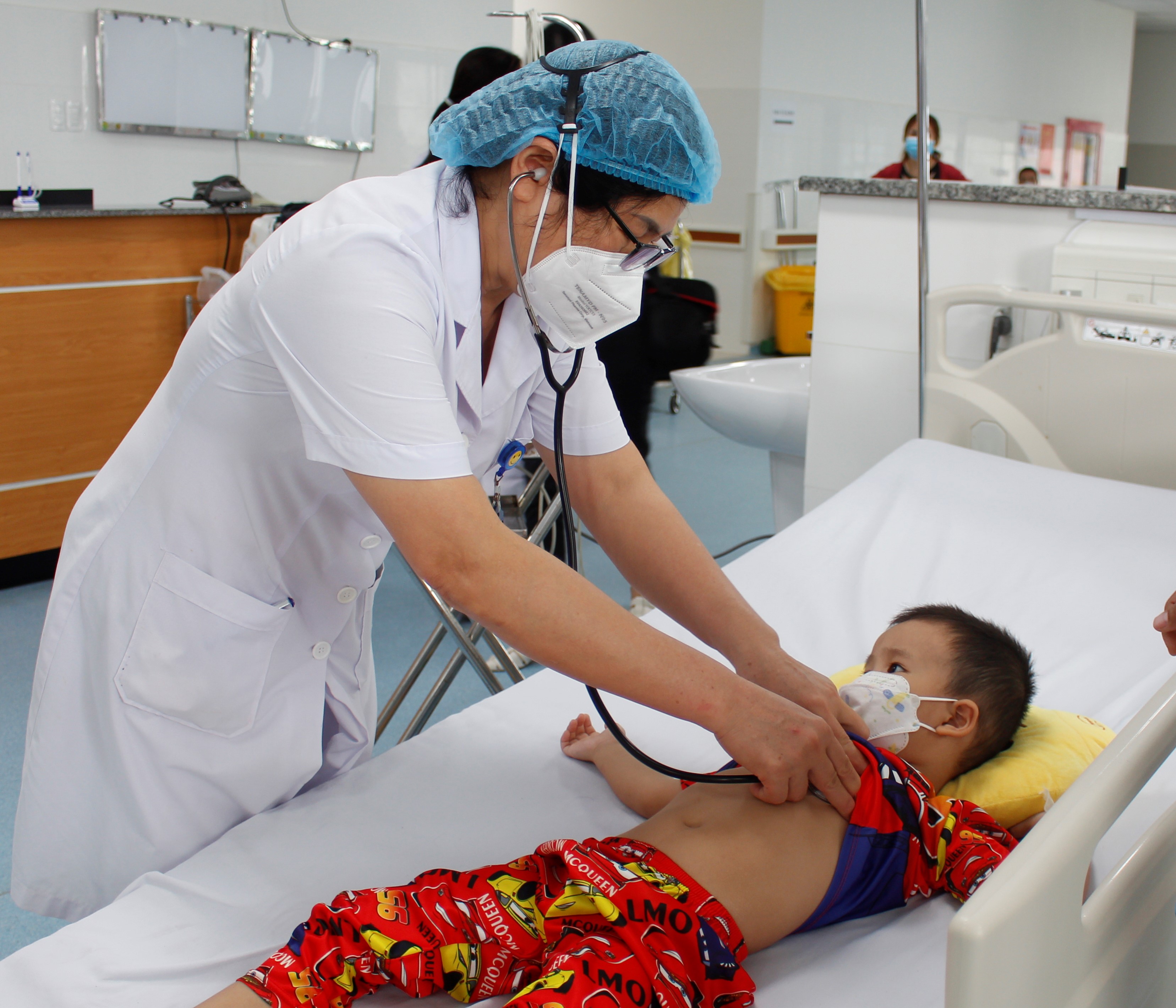 Bác sĩ Bệnh viện Vũng Tàu khám bệnh cho bệnh nhân nhi.