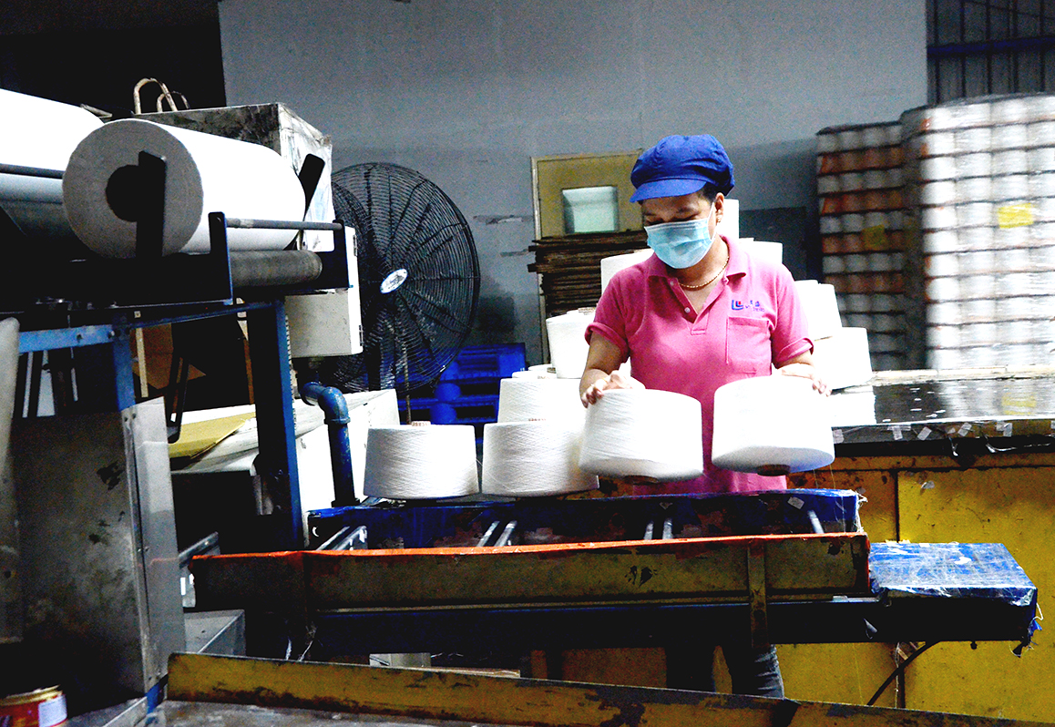 Người lao động Công ty TNHH Mei Sheng Textiles Việt Nam (huyện Châu Đức)  sản xuất xơ sợi xuất khẩu.
