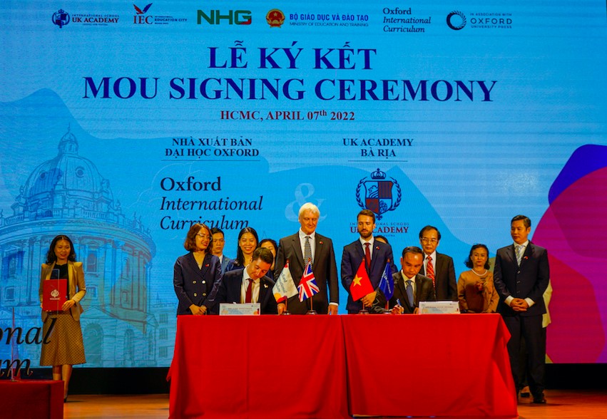 Nghi thức ký kết MOU giữa Hiệu trưởng UK Academy Bà Rịa - Vũng Tàu, Thạc sĩ Phan Ngọc Huỳnh và đại diện NXB Đại học Oxford, Anh Quốc - ông Luke Sweetman, Giám đốc phụ trách Hợp tác Quốc tế NXB Đại học Oxford