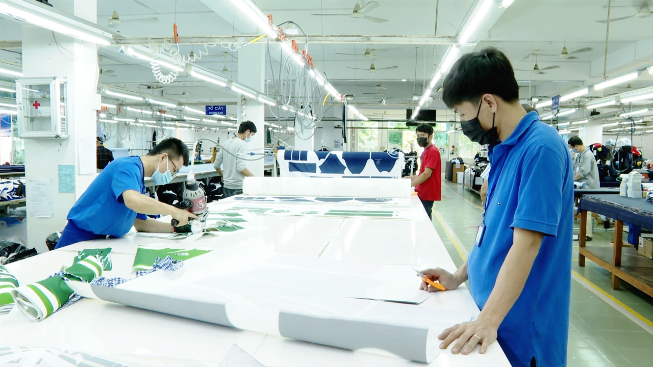 Người lao động Công ty TNHH LT Garments (TP. Bà Rịa) sản xuất các sản phẩm quần áo xuất khẩu.