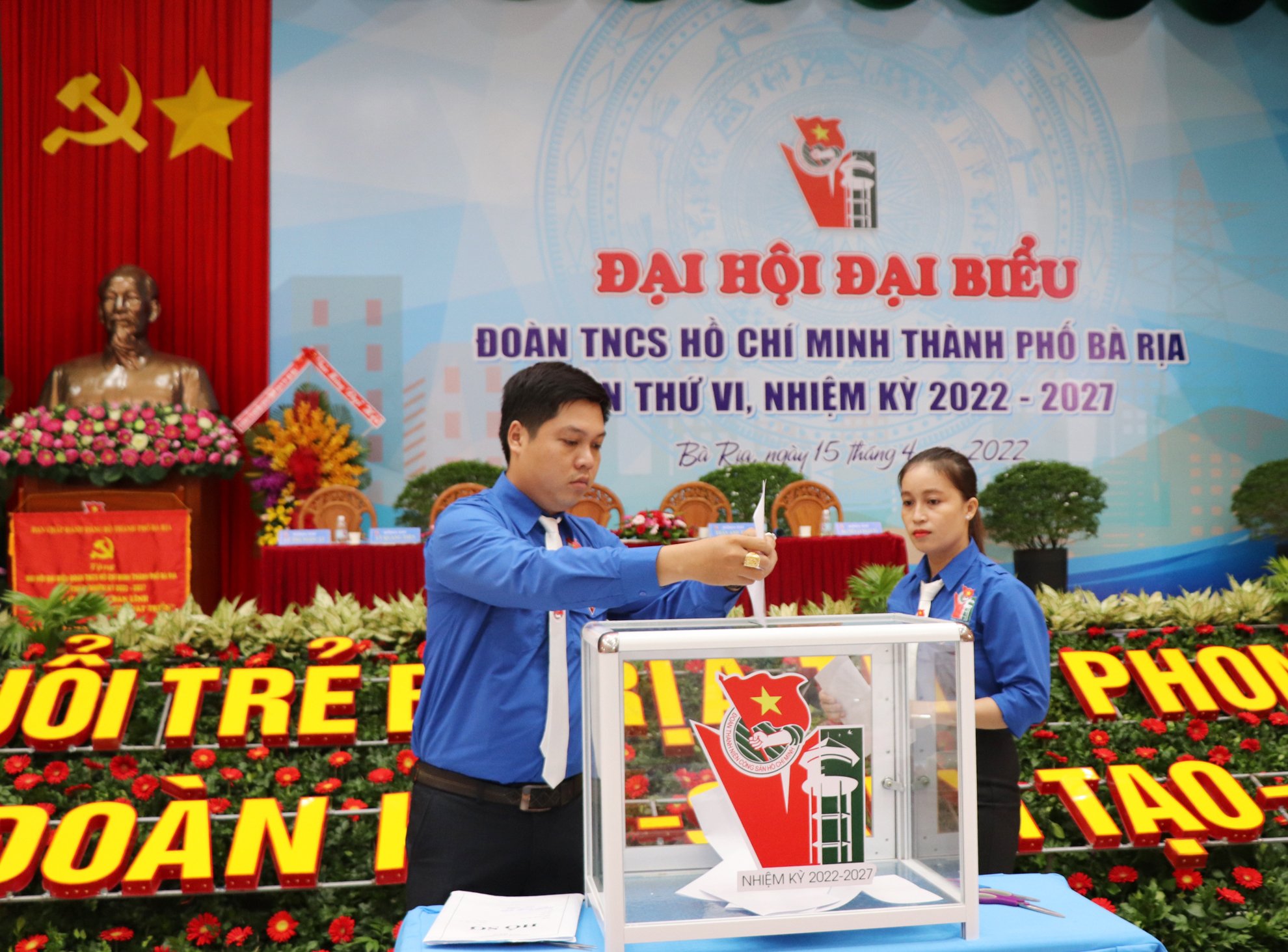 Các đại biểu bỏ phiếu bầu Ban chấp hành Thành Đoàn khóa VI.