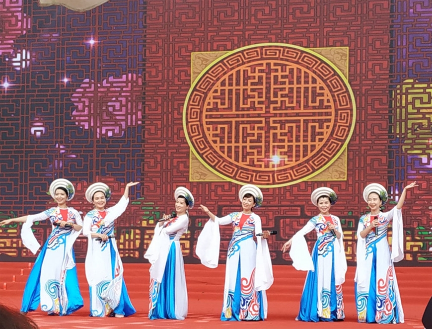 Tiết mục ca múa tại chương trình ca nhạc “Giọng hát hay những người làm báo”.