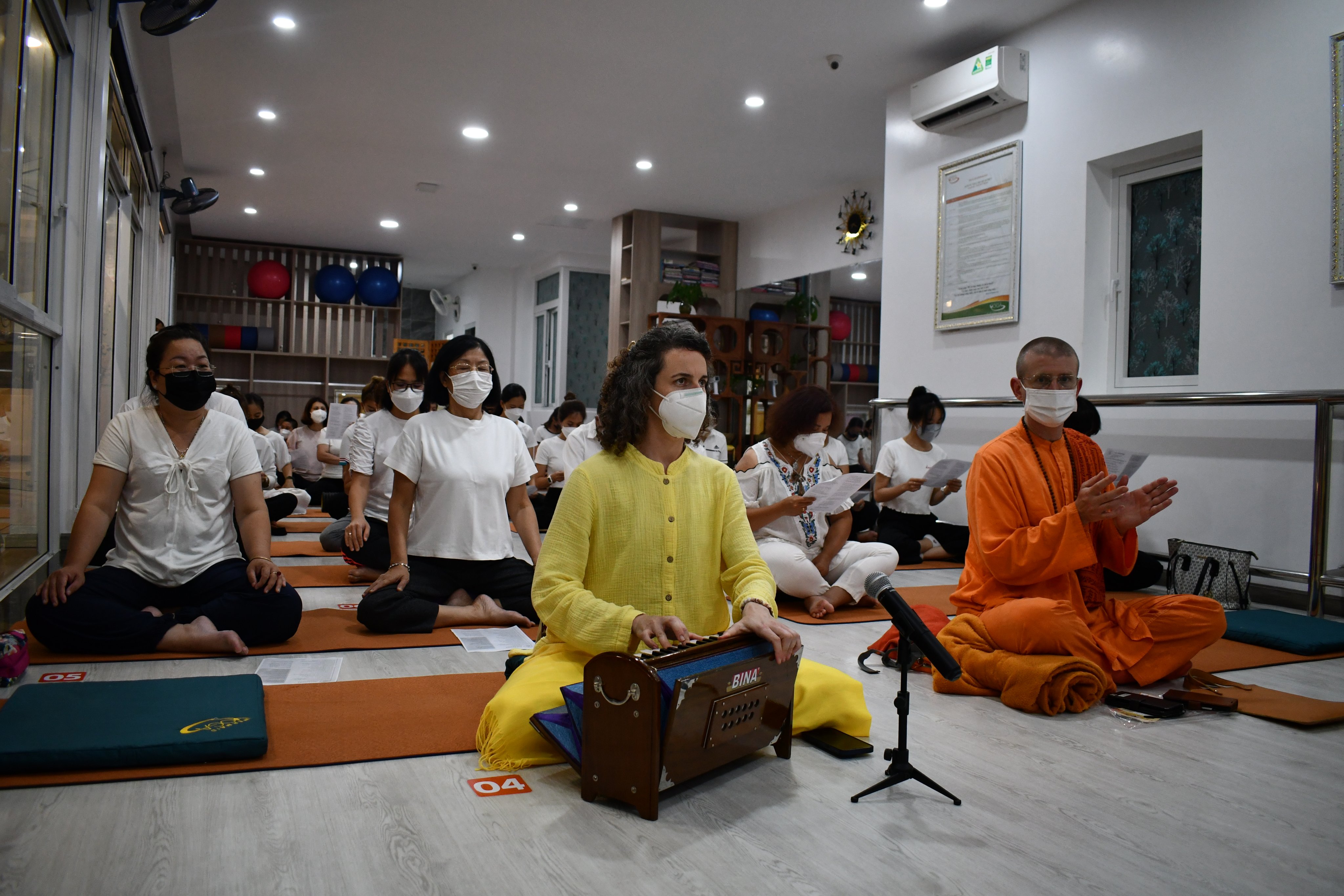 Các học viên trải nghiệm mở rộng trái tim với Satsang và Kirtan bao gồm thiền im lặng, hát Kirtan tại lớp học chuyên đề “Chiến lược Yoga cho bệnh trầm cảm”.
