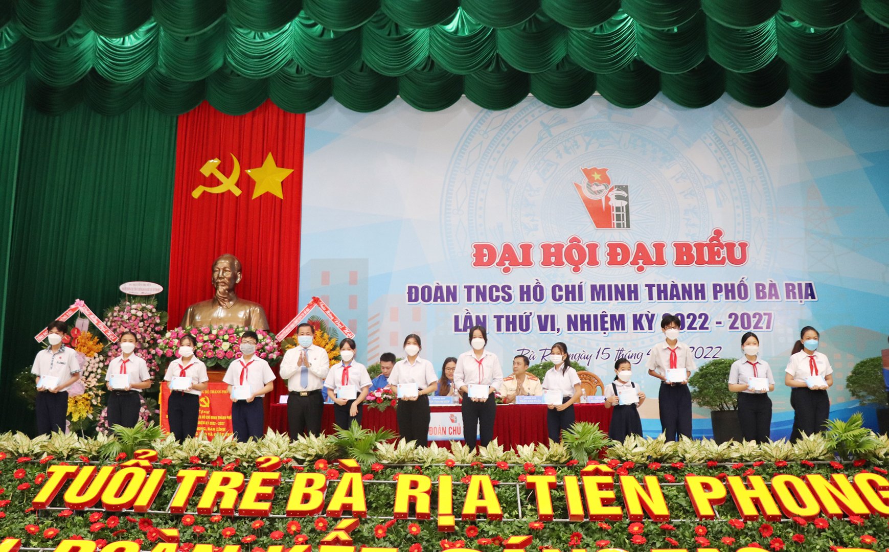 Trong khuôn khổ chương trình Đại hội, Ban Thường vụ Thành Đoàn vận động, trao 24 suất học bổng “Vì đàn em thân yêu” (500.000 đồng/suất) tới các em HS có hoàn cảnh khó khăn.