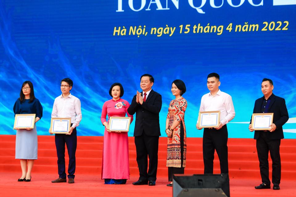 Các đơn vị báo chí nhận Giải A ở các thể loại Giải bìa báo Tết ấn tượng, giao diện báo điện tử ấn tượng, chương trình truyền hình Tết ấn tượng.... 