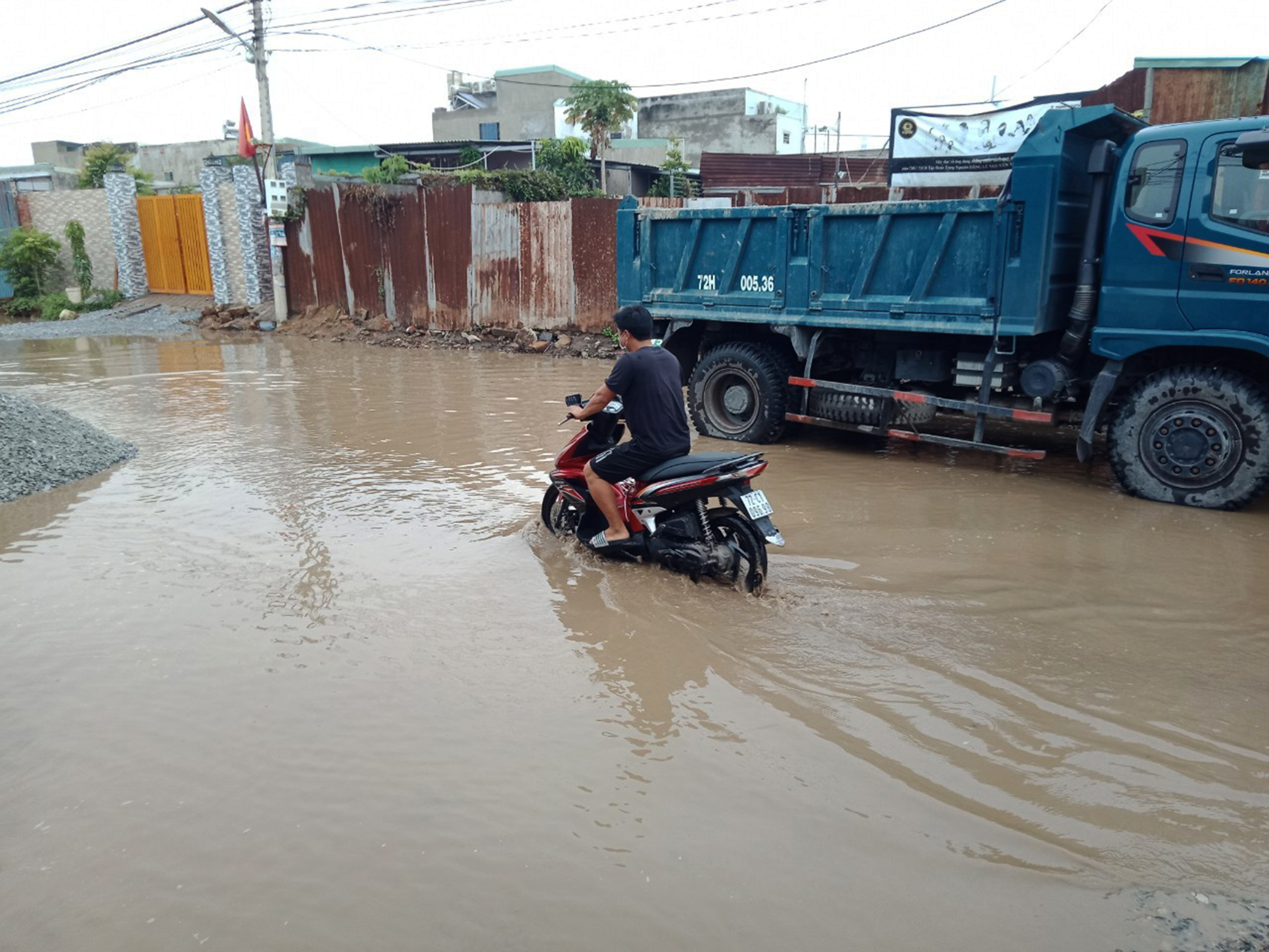 Có chỗ nước ngập nửa bánh xe máy.