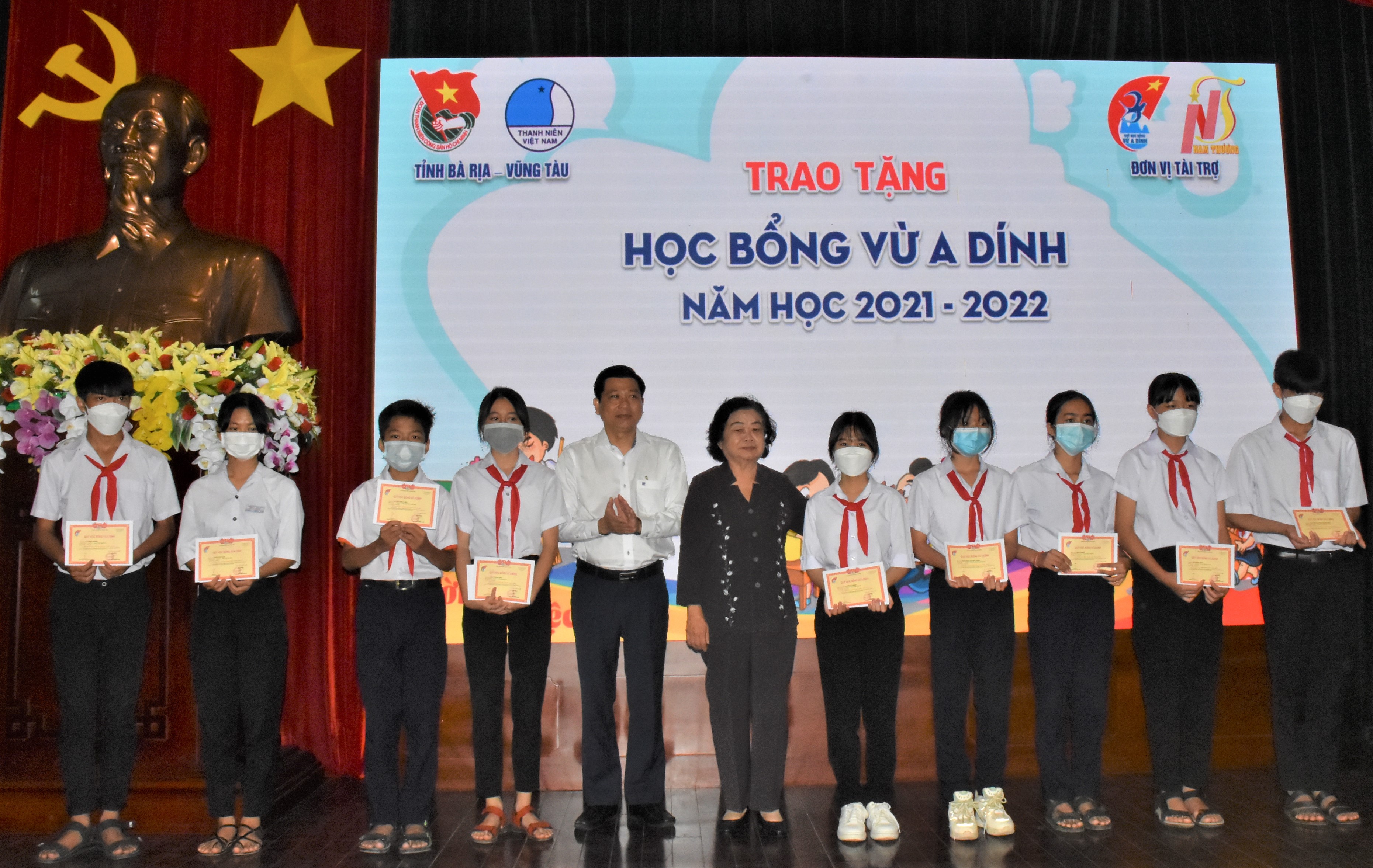 Bà Trương Mỹ Hoa, nguyên Phó Chủ tịch nước, Chủ tịch Quỹ Học bổng Vừ A Dính, Chủ nhiệm CLB Vì Hoàng Sa - Trường Sa thân yêu cùng đại diện lãnh đạo tỉnh trao học bổng cho HS.