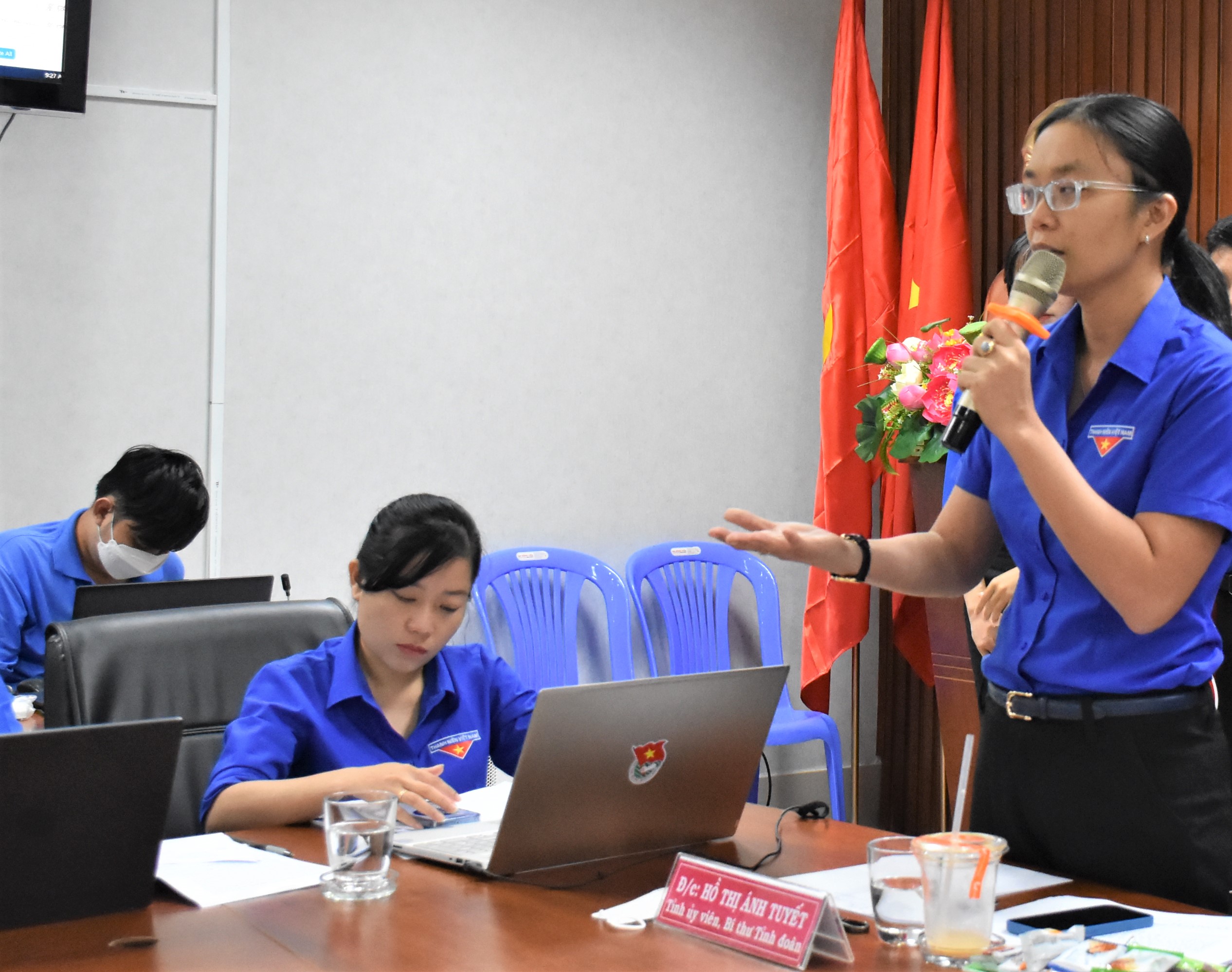 Chị Hồ Thị Ánh Tuyết, Bí thư Tỉnh Đoàn  trao đổi tại buổi đối thoại.