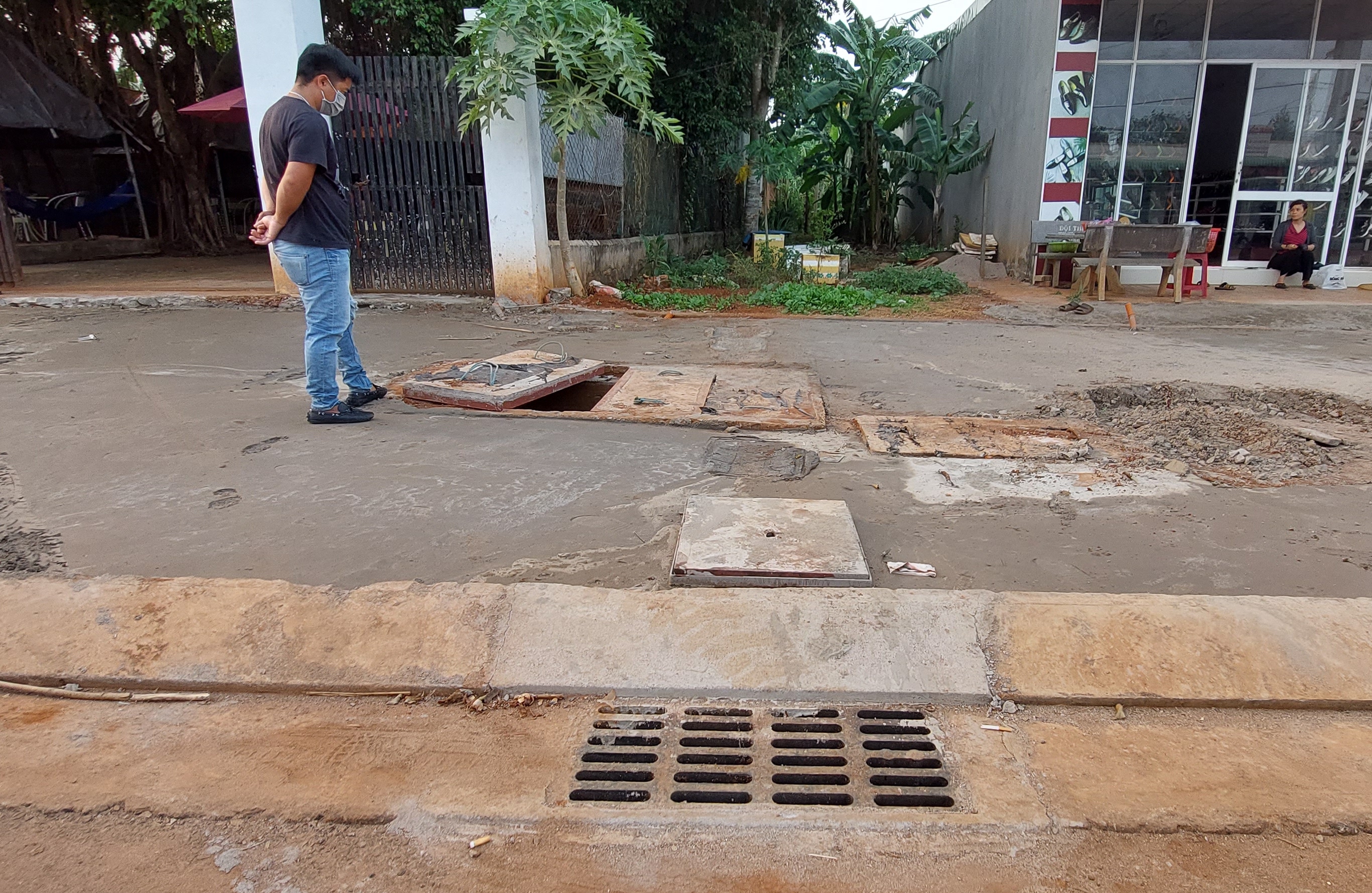 Cụm hố ga, hố công trình kỹ thuật và hố trồng cây án ngữ trước mặt tiền mảnh đất.