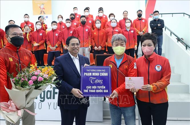 Thủ tướng Phạm Minh Chính tặng quà HLV, VĐV môn bắn súng đang tập luyện tại Trung tâm Huấn luyện thể thao quốc gia.