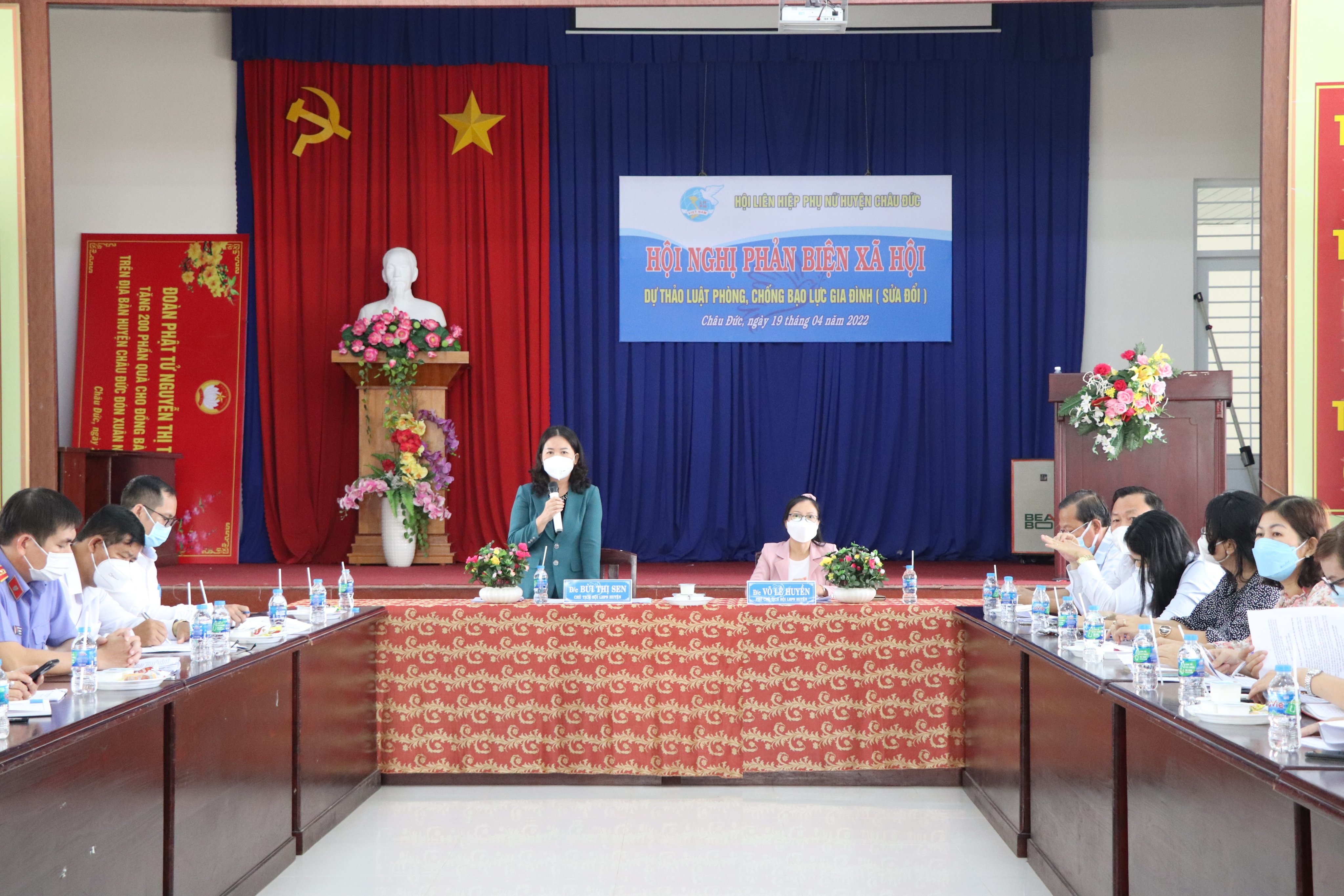 Bà Bùi Thị Sen, Chủ tịch Hội LHPN huyện Châu Đức phát biểu tại hội nghị phản biện.