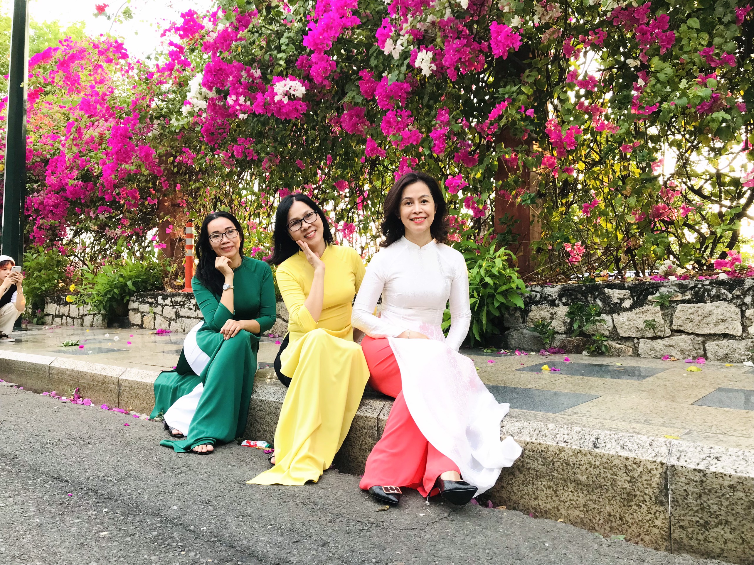 Những tà áo dài như đẹp hơn trên cung đường hoa giấy.