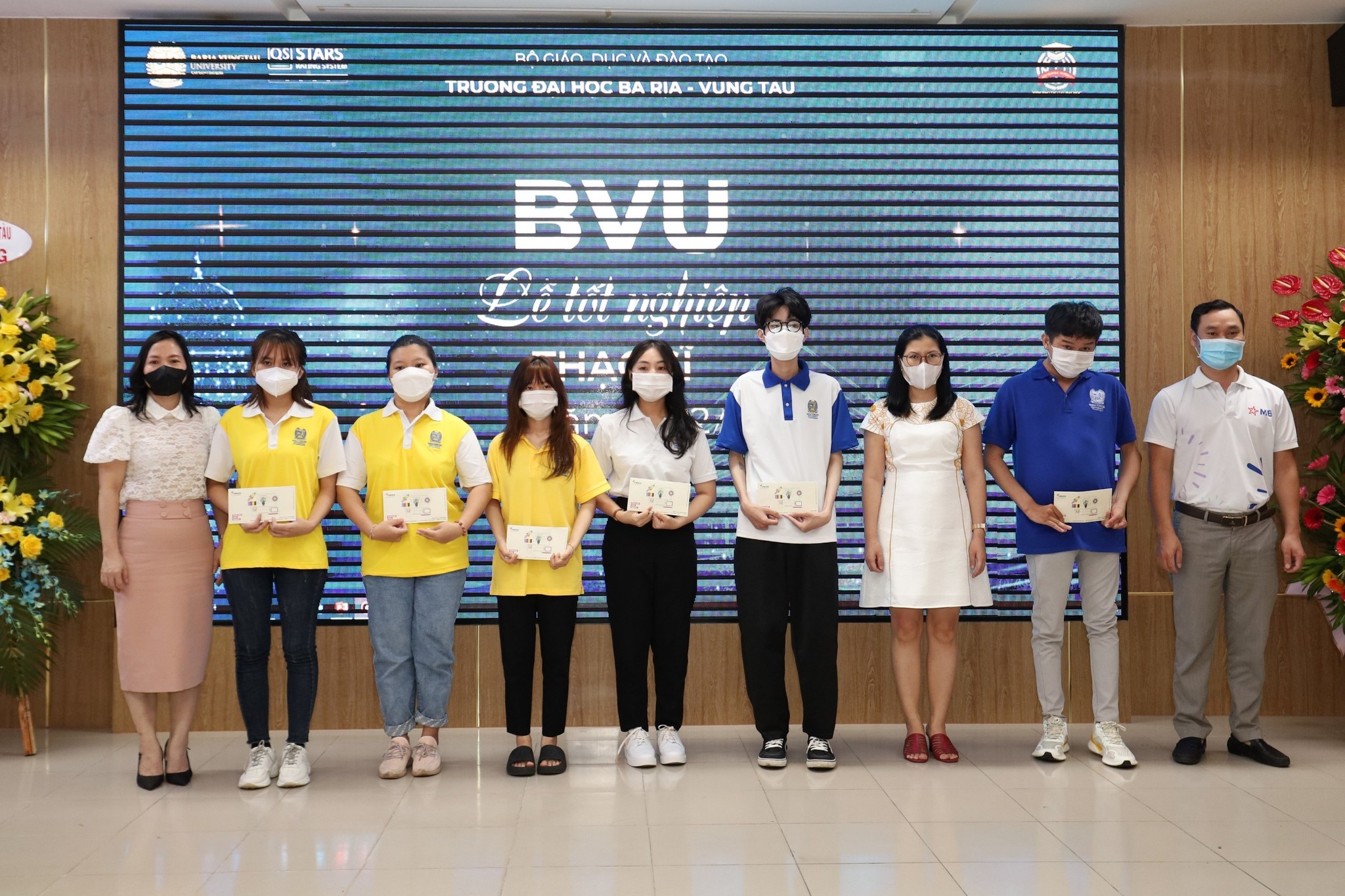 Ông Nguyễn Hữu Hoàng, Giám đốc Ngân hàng Quân đội Chi nhánh Vũng Tàu trao học bổng cho các sinh viên.