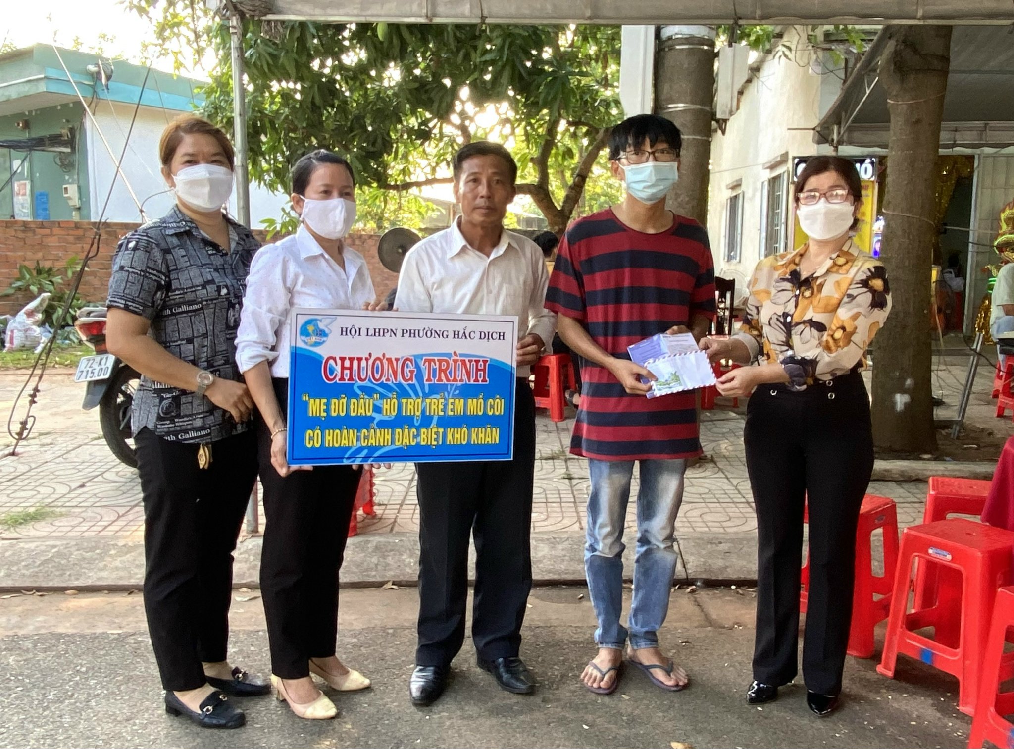 Hội LHPN phường Hắc Dịch, TX.Phú Mỹ trao bảng tượng trưng chương trình “Mẹ đỡ đầu” hỗ trợ em Nguyễn Châu Tấn Cường số tiền hỗ trợ hơn 100 triệu đồng.