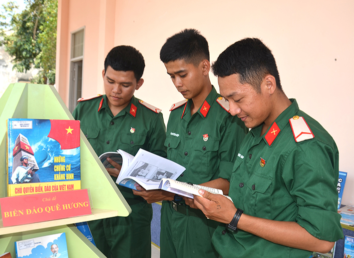 Chiến sĩ Trung đoàn Minh Đạm say sưa đọc sách tại “Ngày sách Việt Nam”, do Bộ CHQS tỉnh phối hợp Thư viện tỉnh tổ chức.