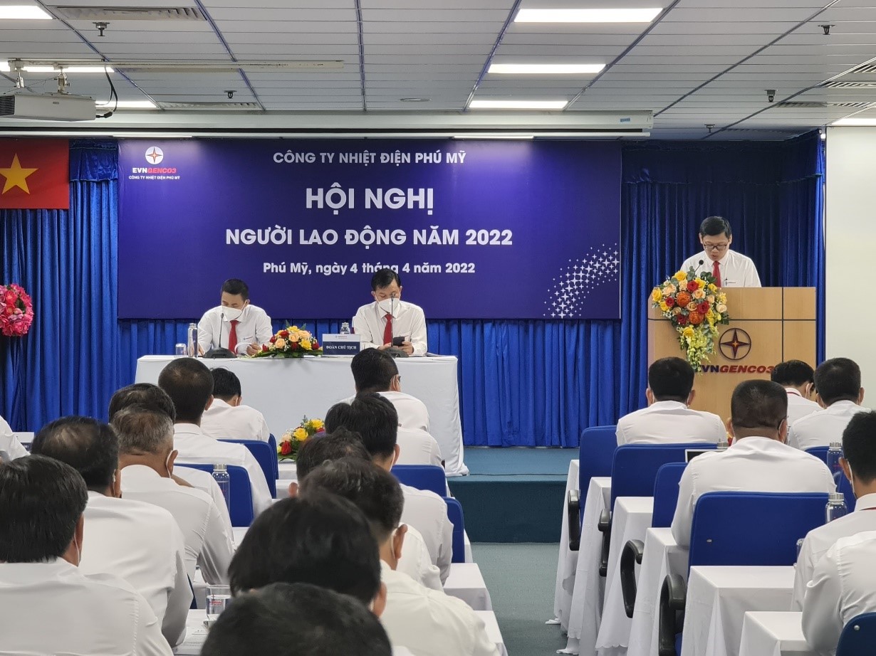 Ông Trần Hữu Thanh, Phó Giám đốc Công ty báo cáo kết quả tình hình sản xuất kinh doanh đến hội nghị.