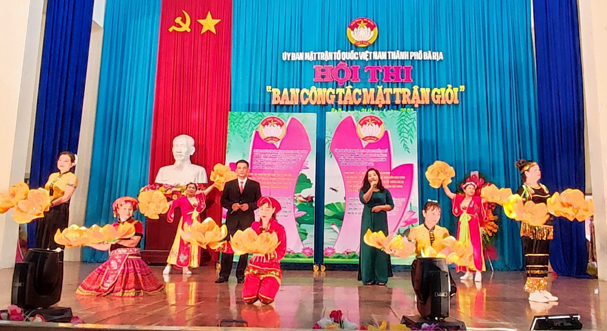 Tiết mục Tự giới thiệu của đội phường Phước Hưng.