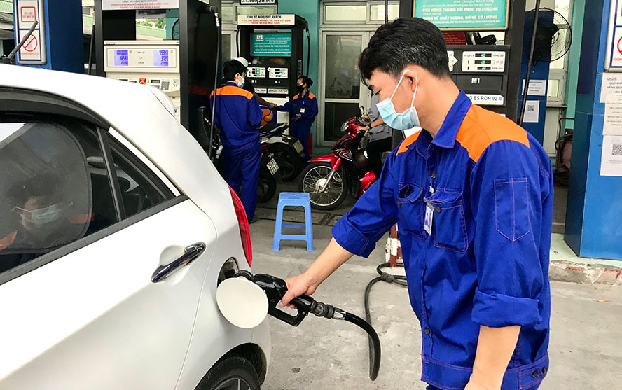 Giá dầu được điều chỉnh tăng gần 700 đồng mỗi lít, sau 3 kỳ giảm liên tiếp.