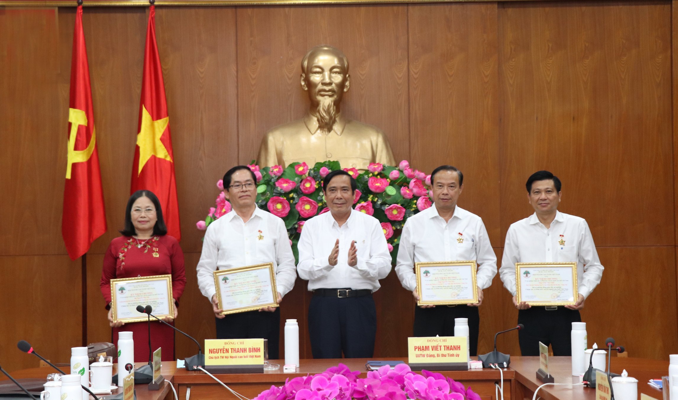 Ông Nguyễn Thanh Bình, Chủ tịch Hội NCT Việt Nam trao Kỷ niệm chương “Vì sự nghiệp chăm sóc và phát huy vai trò NCT” cho các cá nhân của tỉnh.