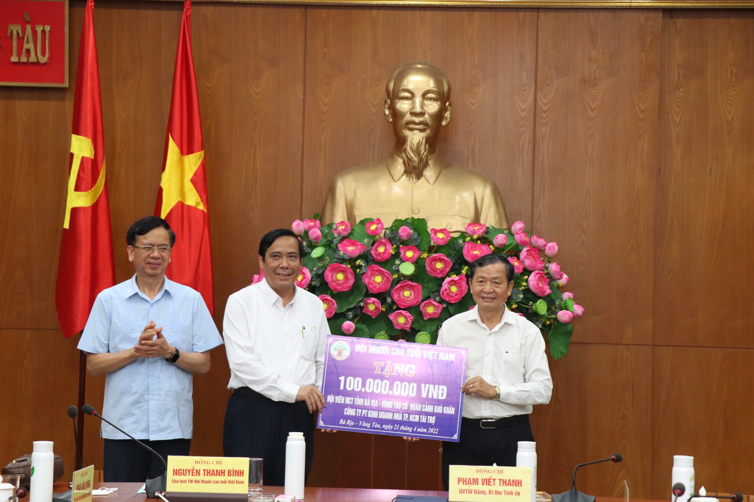 Ông Nguyễn Thanh Bình, Chủ tịch Hội NCT Việt Nam trao bảng tượng trưng số tiền 100 triệu đồng do Trung ương Hội vận động hỗ trợ NCT có hoàn cảnh khó khăn trên địa bàn tỉnh.