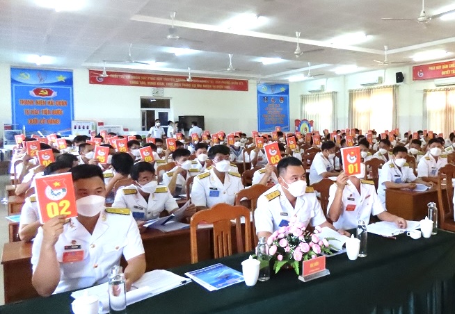 Các đại biểu biểu quyết thông qua Nghị quyết Đại hội Đoàn Thanh niên  Lữ đoàn 167 nhiệm kỳ 2022-2027.