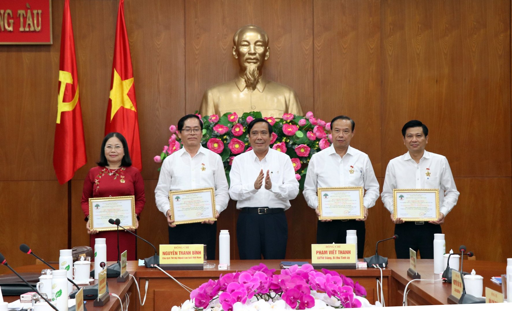 Ông Nguyễn Thanh Bình, Chủ tịch Hội Người cao tuổi Việt Nam trao Kỷ niệm chương “Vì sự nghiệp chăm sóc và phát huy vai trò người cao tuổi” cho lãnh đạo tỉnh. 