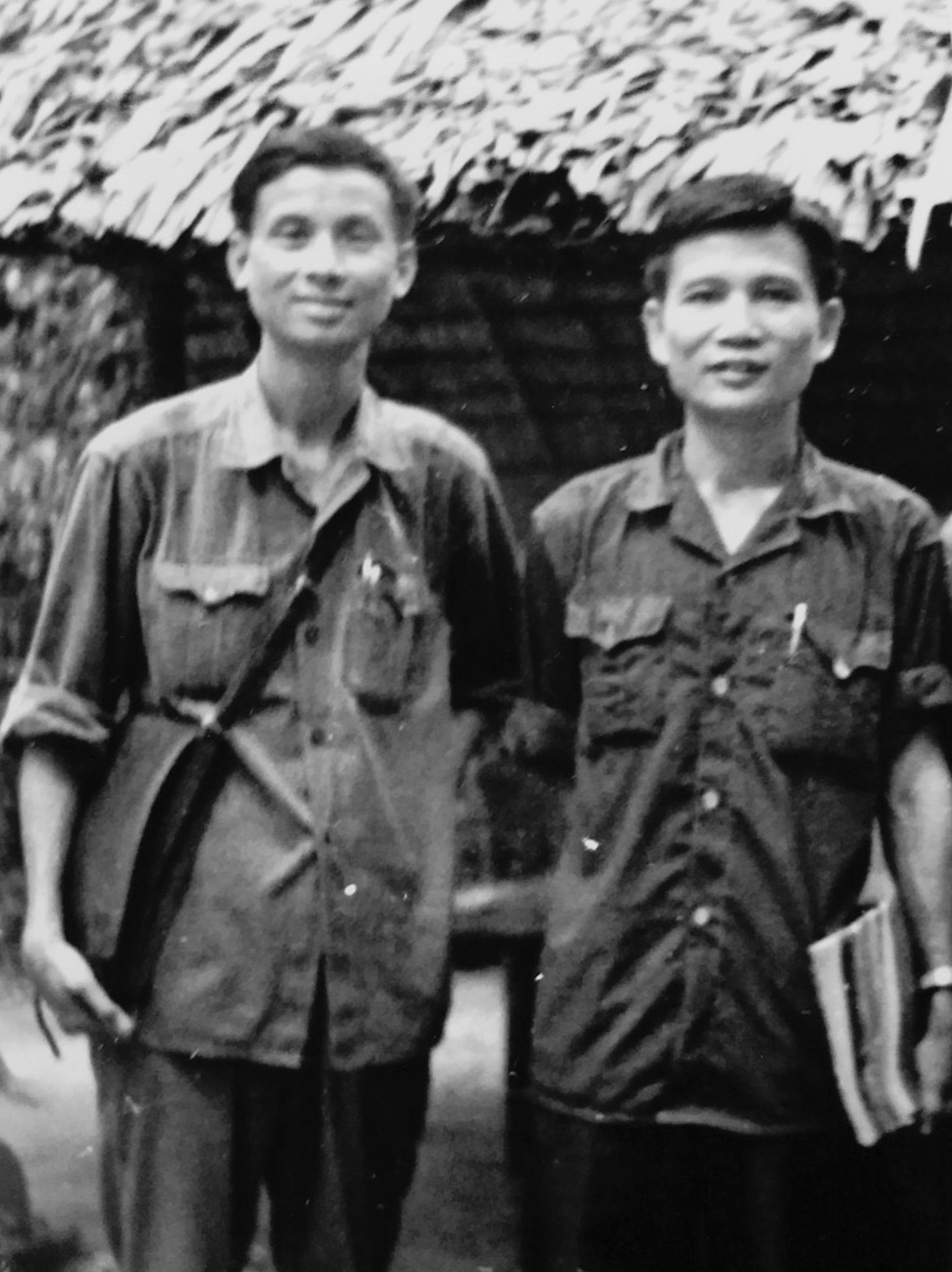 Nhà báo Cao Kim (bìa trái) và nhà báo Vũ Tuất Việt, nguyên Tổng Biên tập báo Sài Gòn Giải Phóng, tại căn cứ báo Giải Phóng (Tây Ninh) năm 1970.