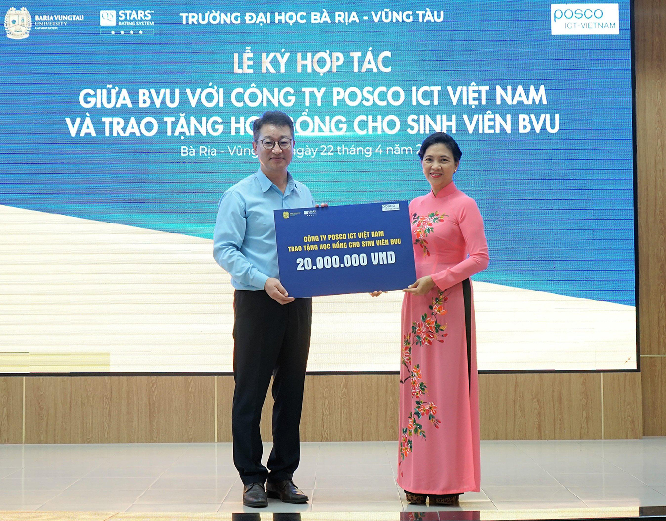 Ông Jeung Jae Hee, Giám đốc POSCO ICT Việt Nam trao bảng tượng trưng học bổng 20 triệu đồng hỗ trợ sinh viên Khoa Công nghệ thông tin BVU.