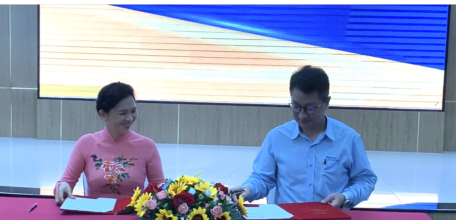 PGS.TS. Nguyễn Thị Hoài Phương, Q.Hiệu trưởng BVU ký kết thỏa thuận hợp tác với ông Jeung Jae Hee, Giám đốc công ty POSCO ICT Việt Nam.