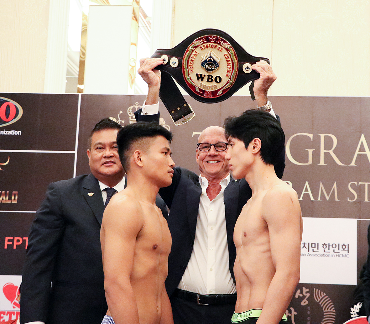 Màn so găng giữa Song Chan-ho người Hàn Quốc (bên phải) và Romer Pinili, người Philippines tranh đai vô địch trẻ WBO cũng là một trong những trận đấu đáng chú ý tại sự kiện Quyền Anh lần này.