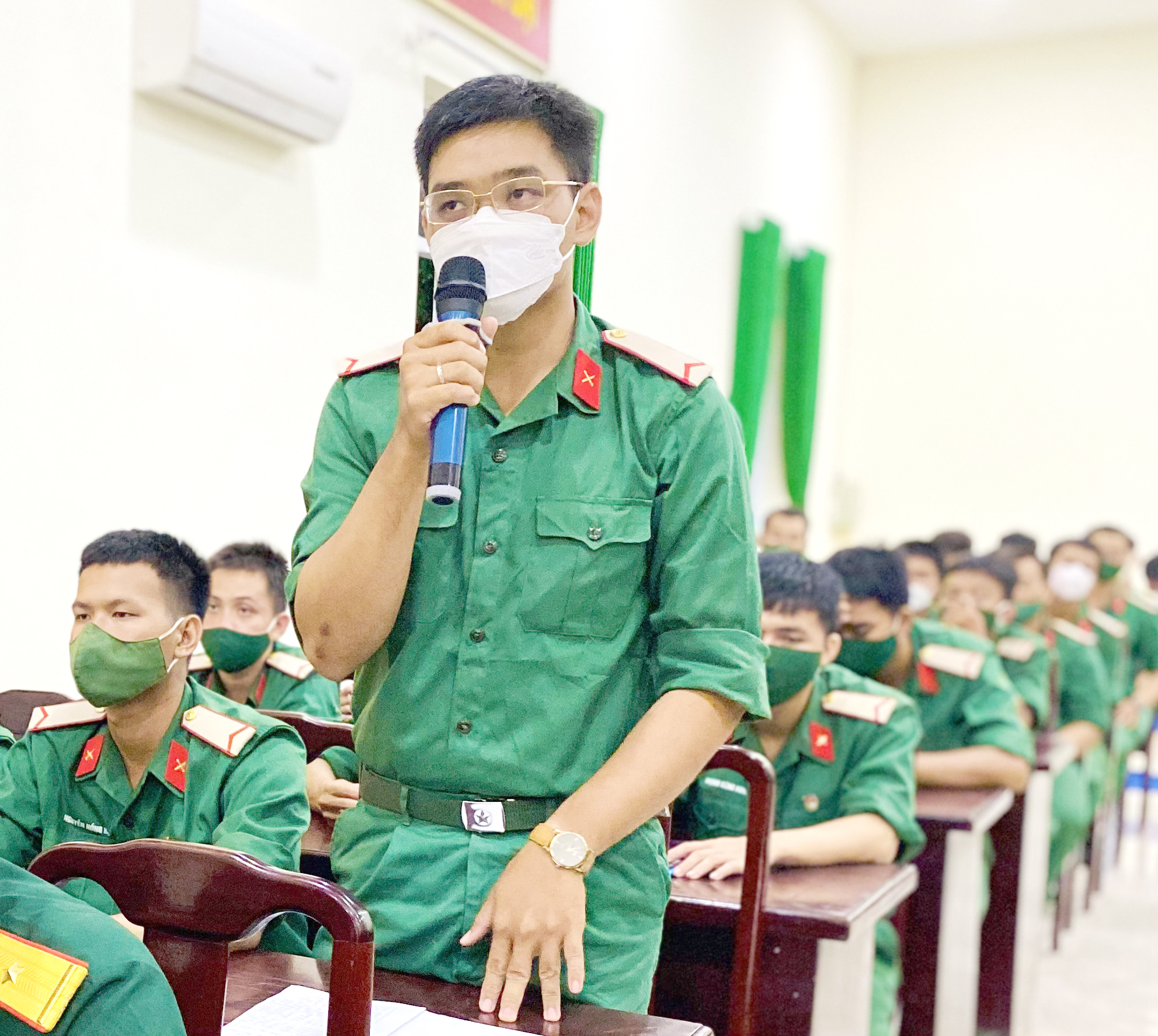 Chiến sĩ mới Tiểu đoàn 500, Trung đoàn Minh Đạm phát biểu ý kiến tại buổi đối thoại.