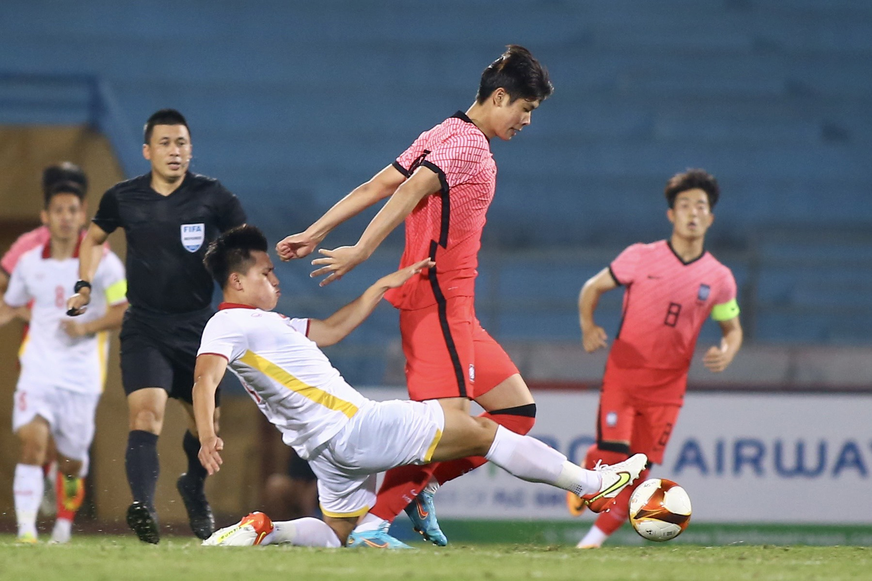 Thanh Bình phá bóng trước mũi giảy cùa cầu thủ U20 Hàn Quốc. Ảnh: TNO